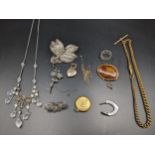 A mixed lot of jewellery to include a 9ct gold heart shaped pendant, 3.9g Location: