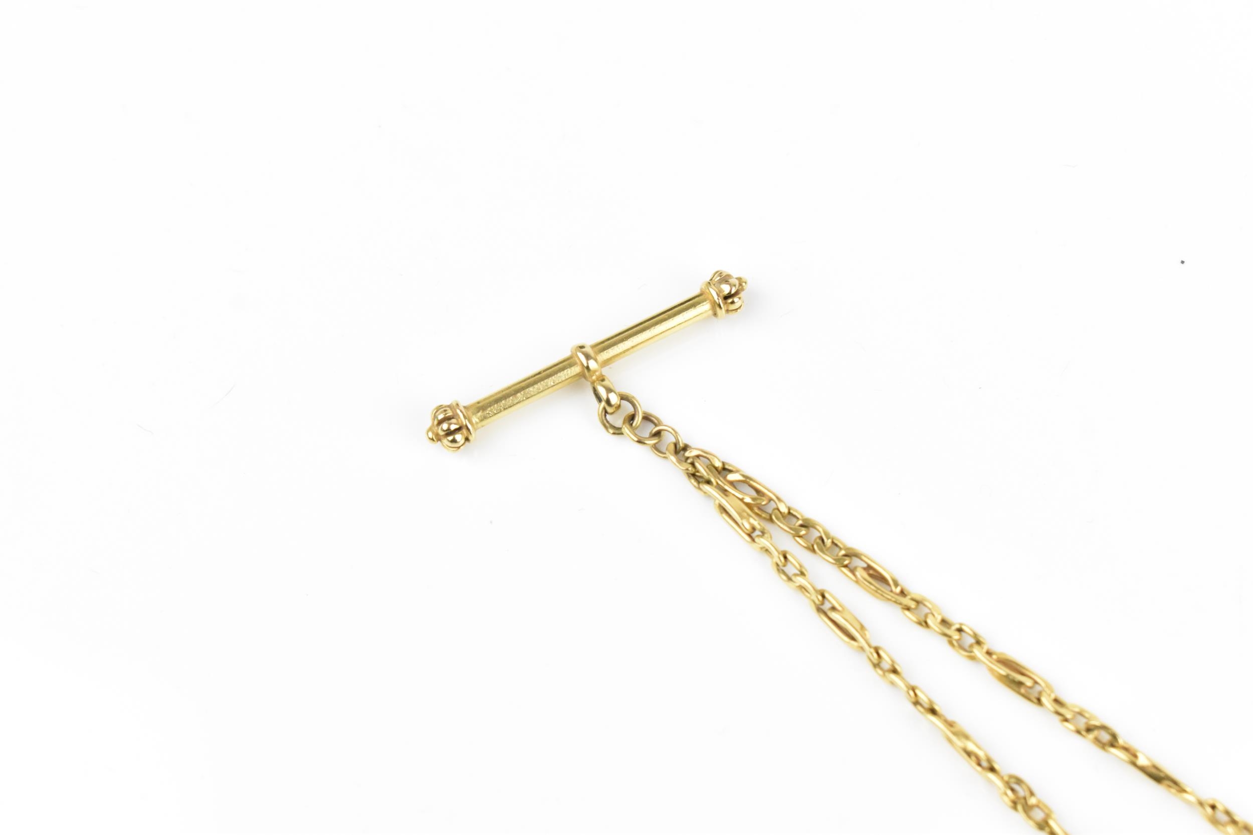 A 9ct yellow gold albert chain, in two sections of figaro link chains, with T-bar and lobster clasp, - Bild 2 aus 5