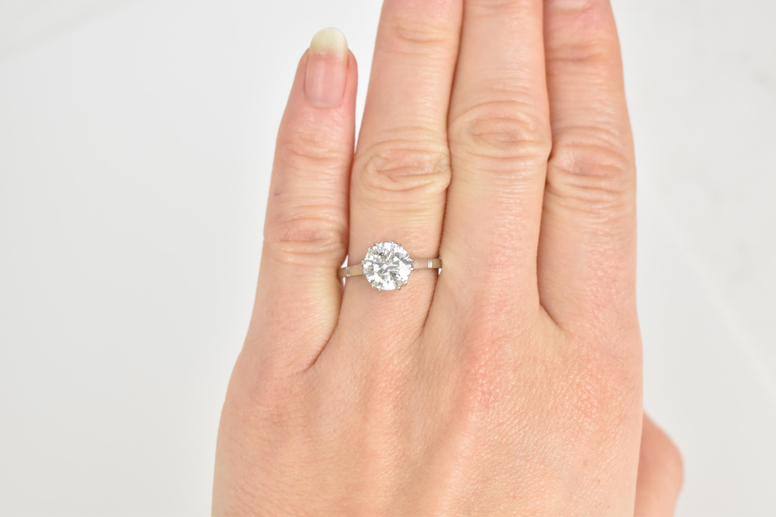 A 2.09 ct diamond solitaire engagement ring, with white metal shank (tests as platinum), the - Bild 10 aus 10