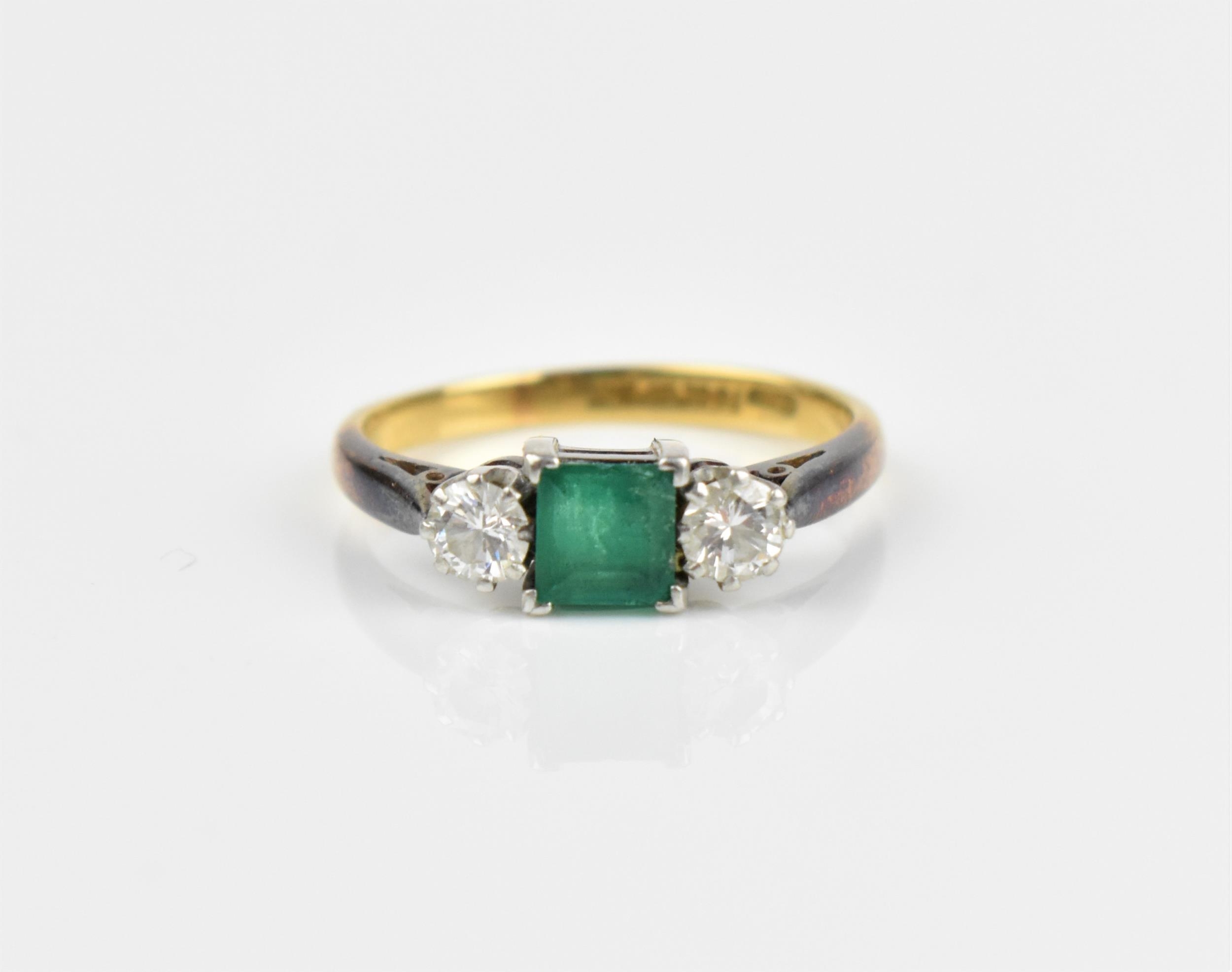 An 18ct yellow gold, platinum, emerald and diamond ring, with central princess cut emerald, - Bild 3 aus 5