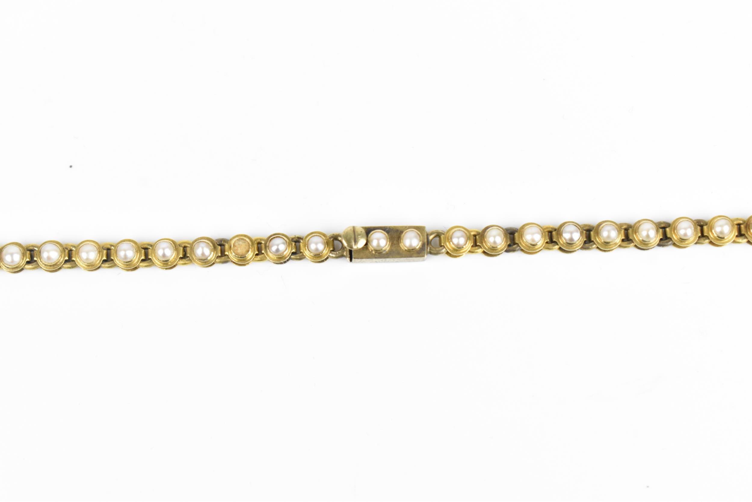 An Edwardian yellow metal, diamond and pearl necklace, designed with pearl-mounted links, the - Bild 4 aus 9