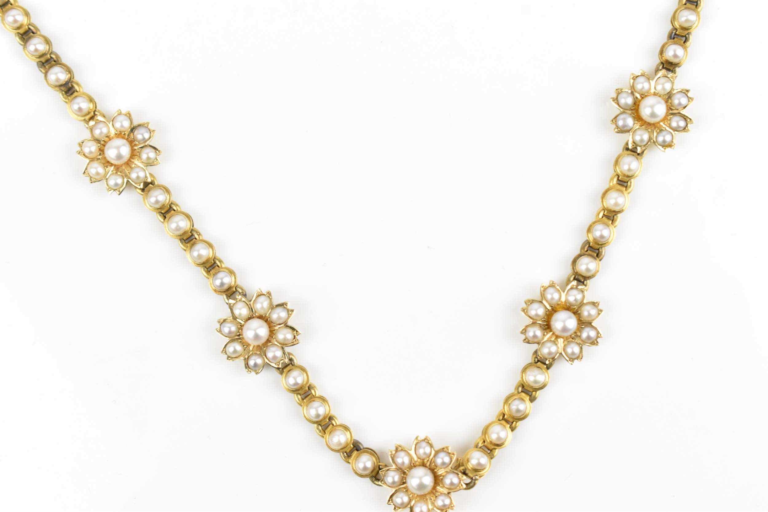 An Edwardian yellow metal, diamond and pearl necklace, designed with pearl-mounted links, the - Bild 3 aus 9