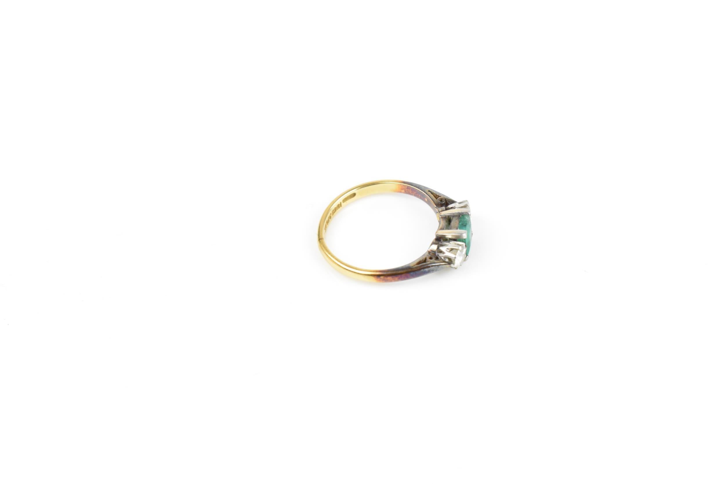An 18ct yellow gold, platinum, emerald and diamond ring, with central princess cut emerald, - Bild 4 aus 5