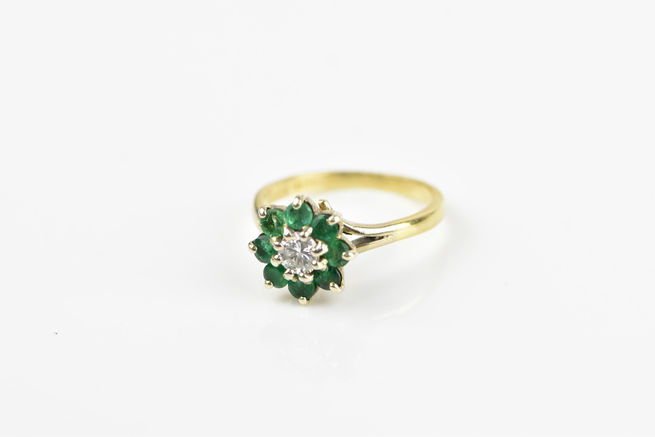 An 18ct yellow gold, emerald and diamond floral cluster ring, with central brilliant cut diamond - Bild 6 aus 6