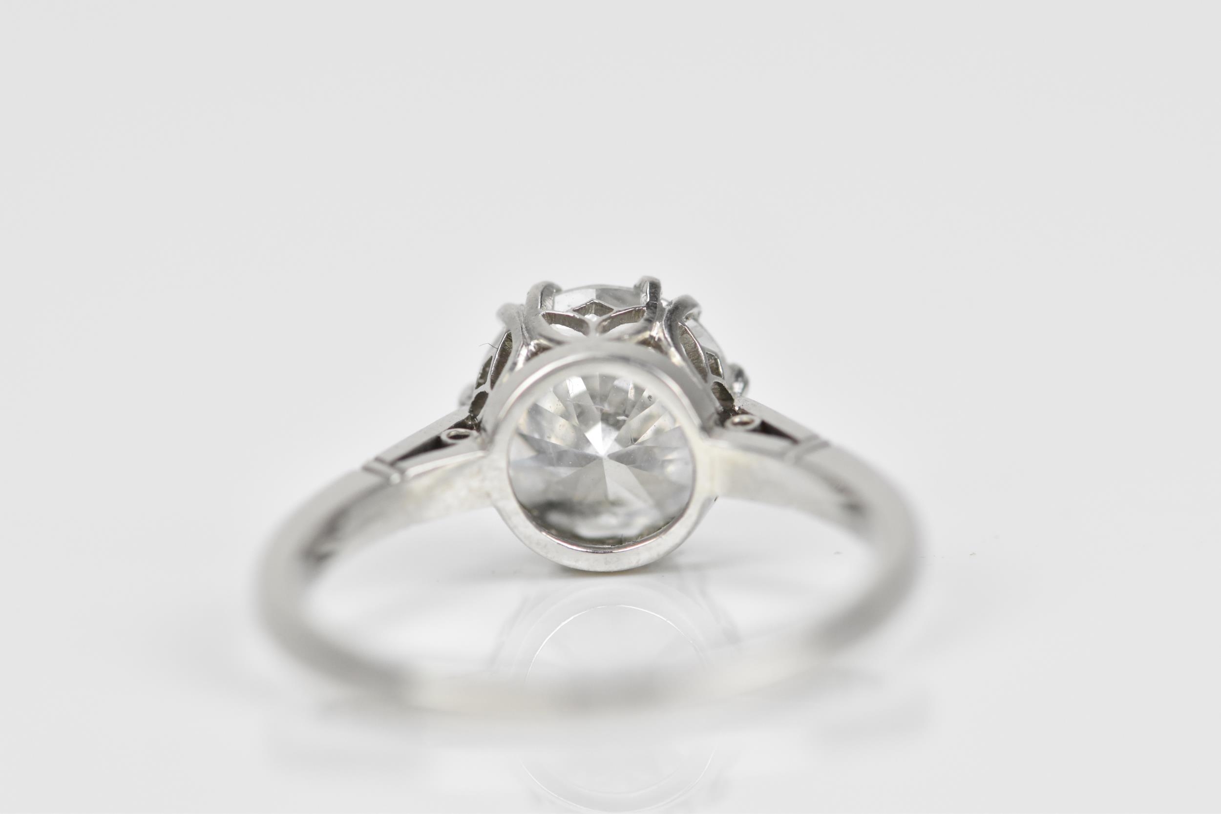 A 2.09 ct diamond solitaire engagement ring, with white metal shank (tests as platinum), the - Bild 6 aus 10