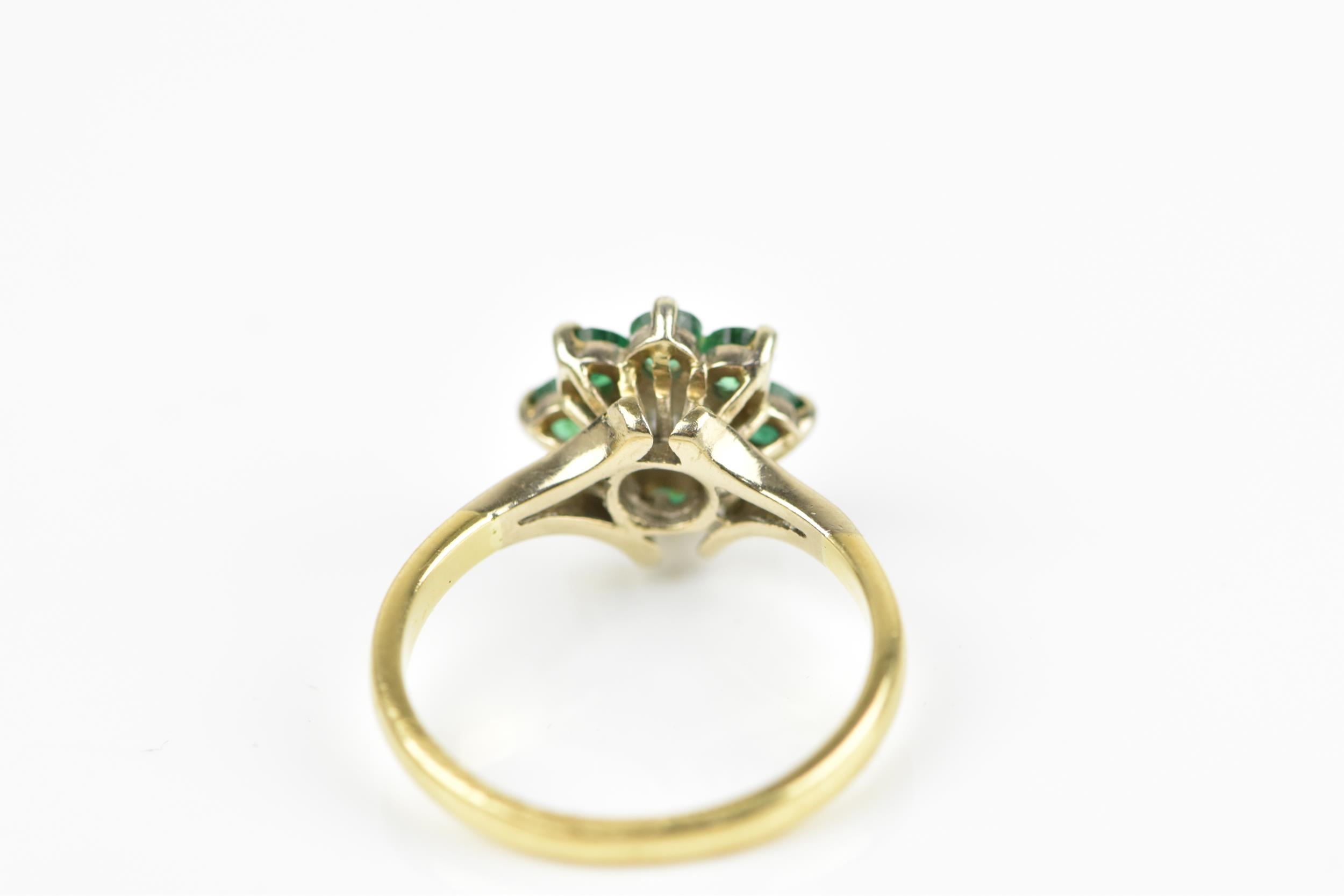 An 18ct yellow gold, emerald and diamond floral cluster ring, with central brilliant cut diamond - Bild 4 aus 6