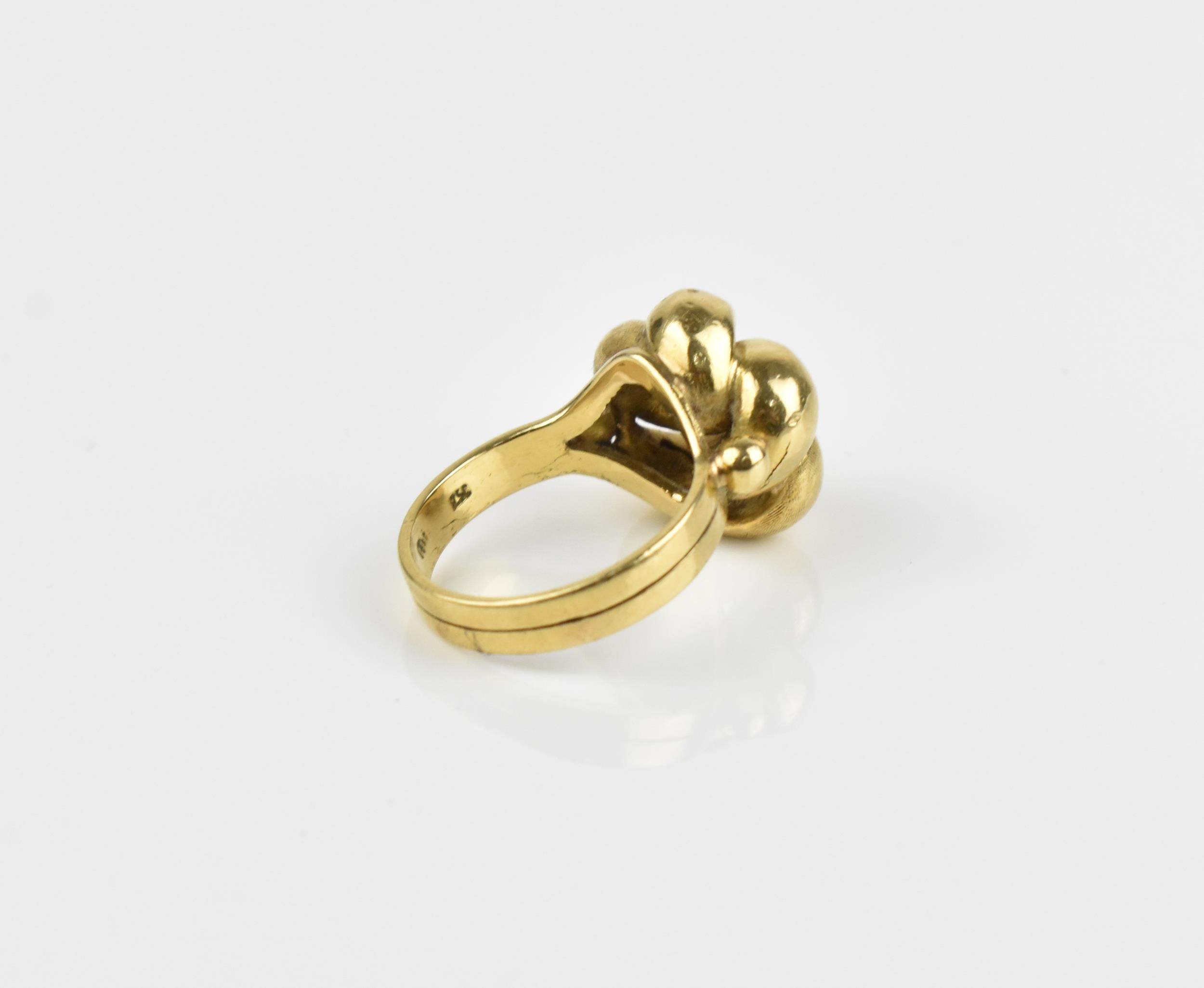 An 18ct yellow gold ring designed as a knot, with pierced loops, the double-ring shank stamped - Bild 4 aus 5
