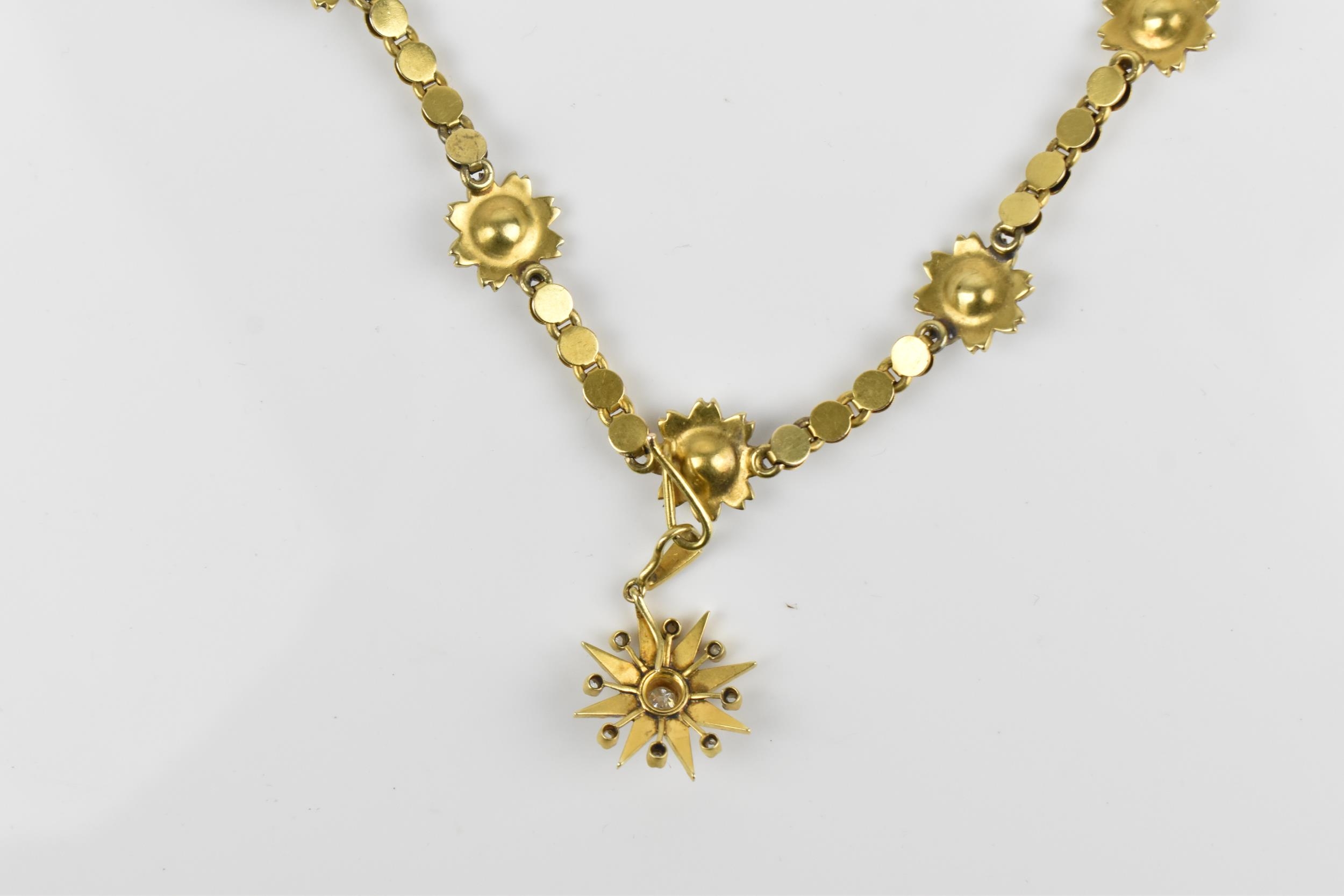 An Edwardian yellow metal, diamond and pearl necklace, designed with pearl-mounted links, the - Bild 6 aus 9