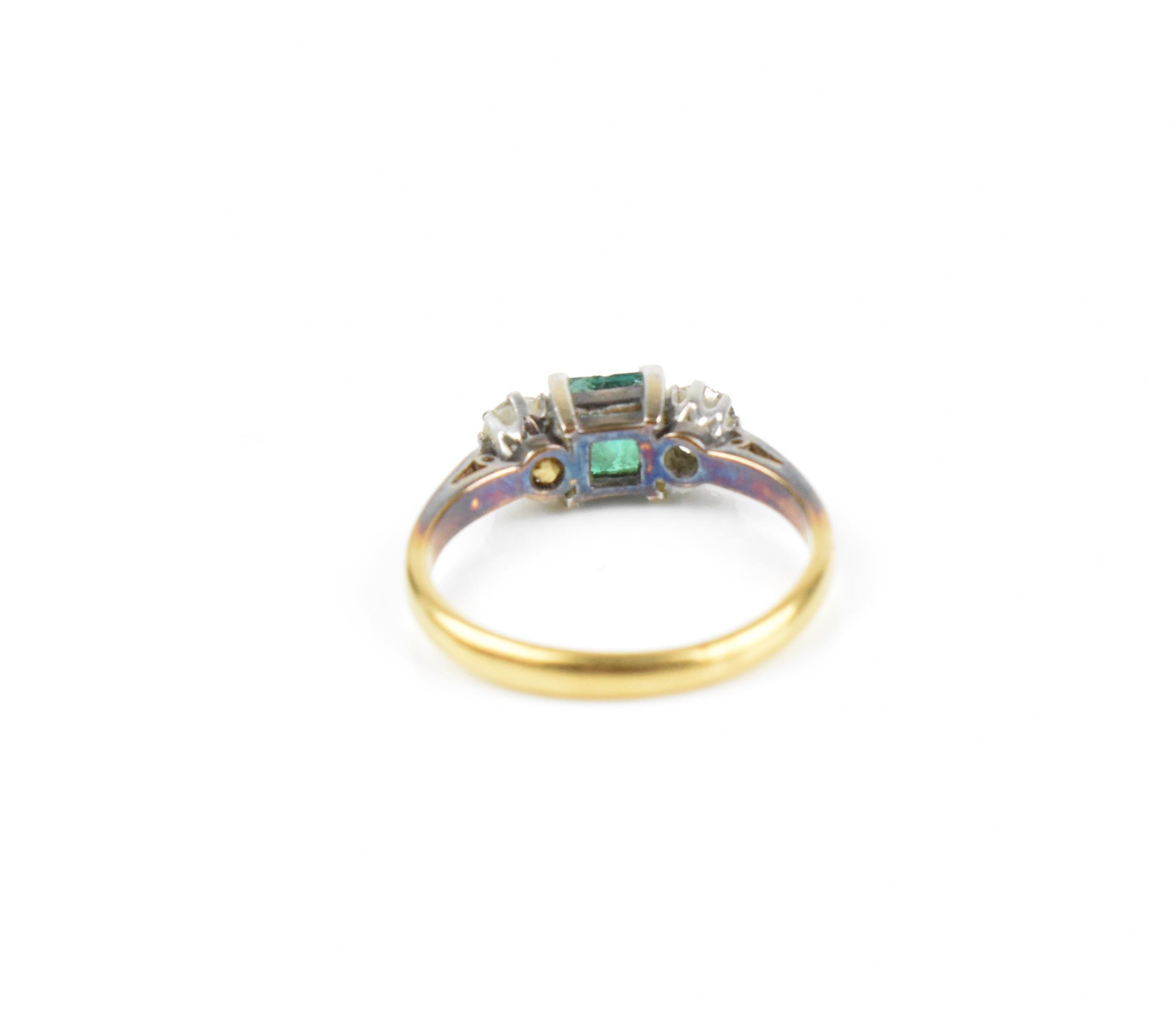 An 18ct yellow gold, platinum, emerald and diamond ring, with central princess cut emerald, - Bild 5 aus 5