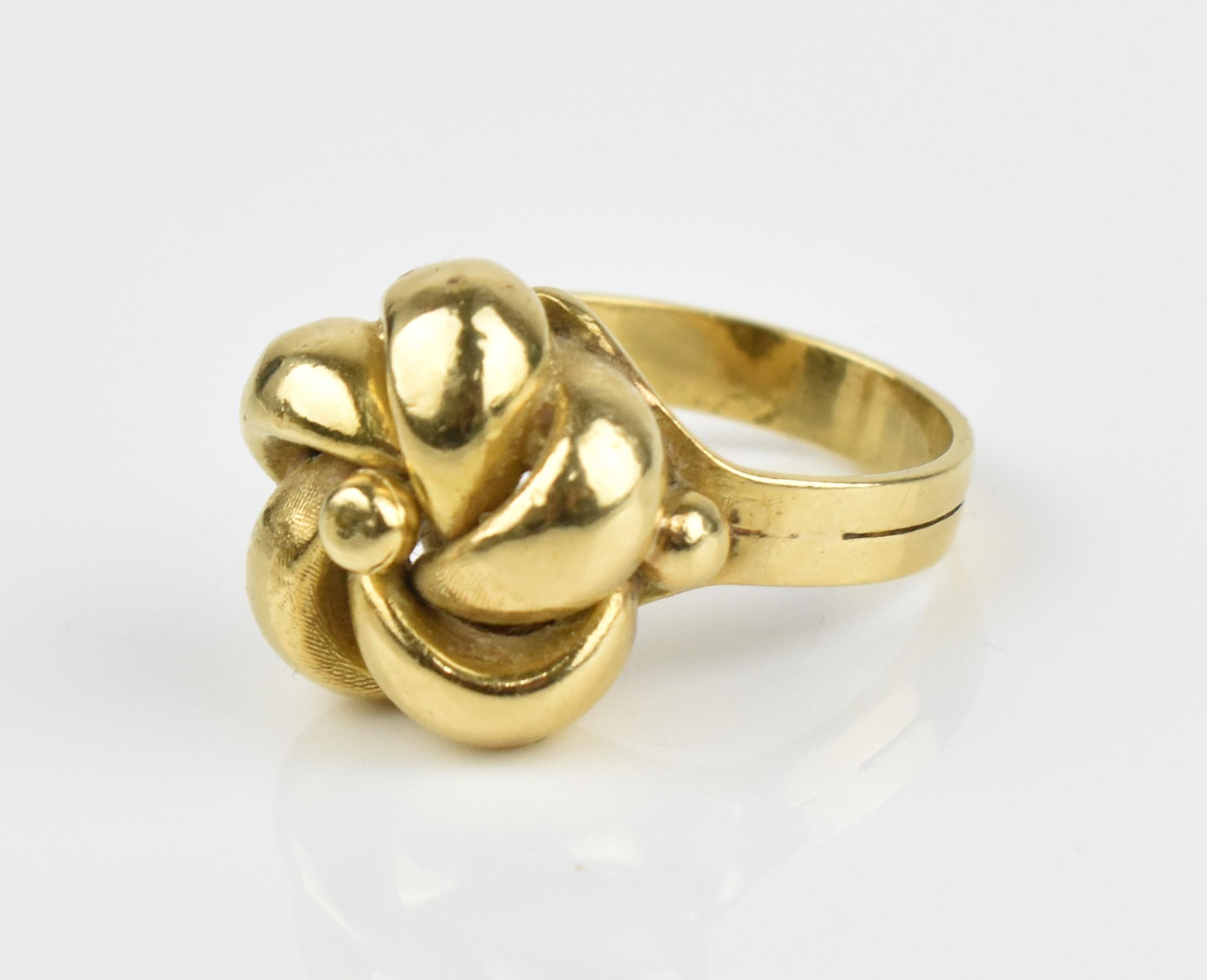 An 18ct yellow gold ring designed as a knot, with pierced loops, the double-ring shank stamped - Bild 3 aus 5