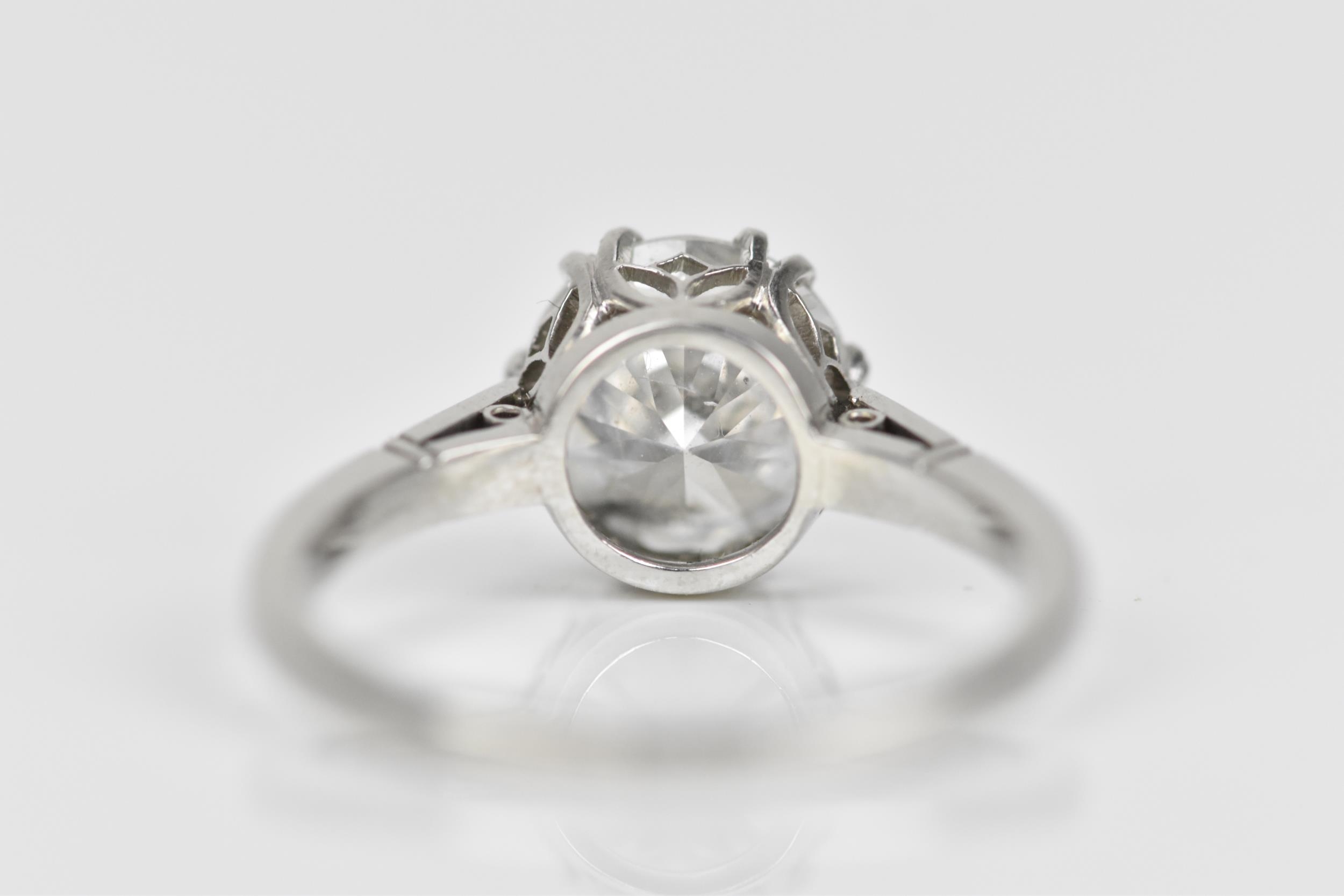 A 2.09 ct diamond solitaire engagement ring, with white metal shank (tests as platinum), the - Bild 7 aus 10