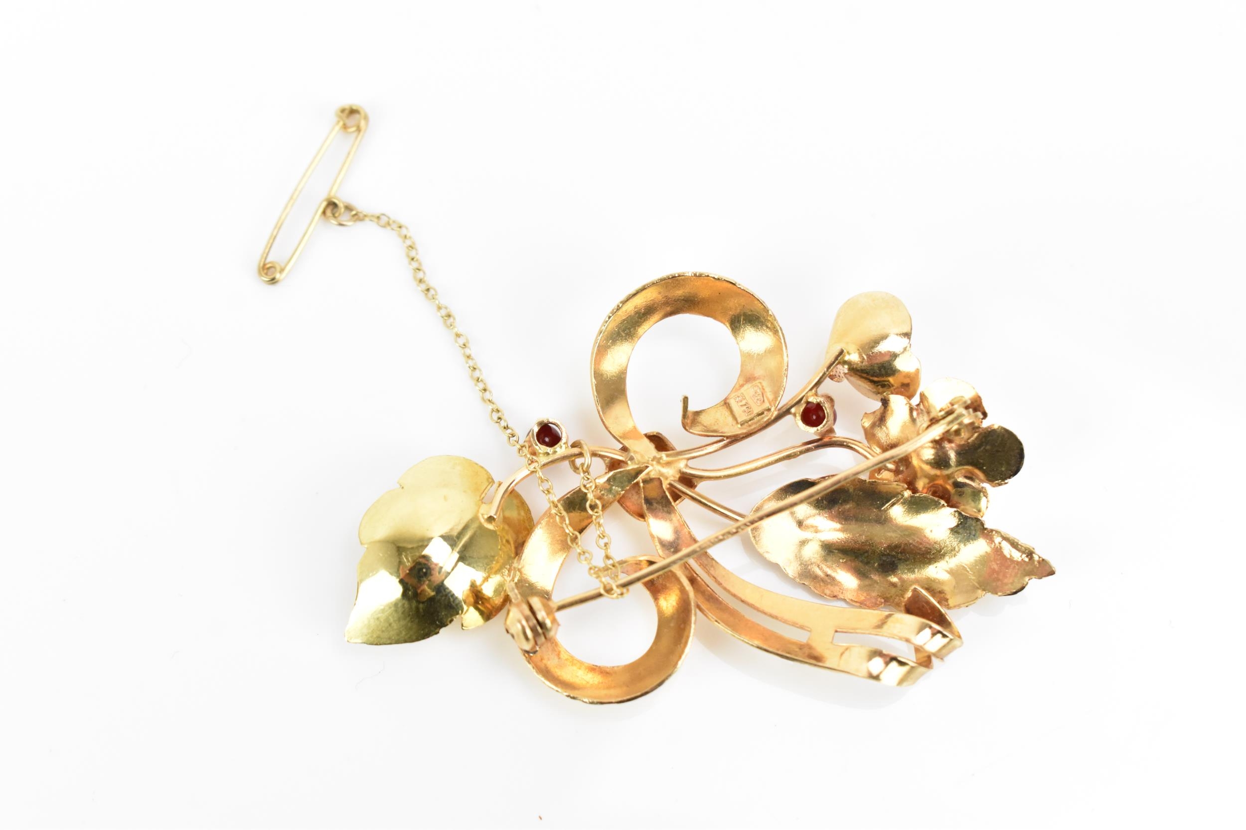 An Italian 18ct yellow gold and red stone floral brooch, designed as ribbon-tied bouquet, with - Image 5 of 6