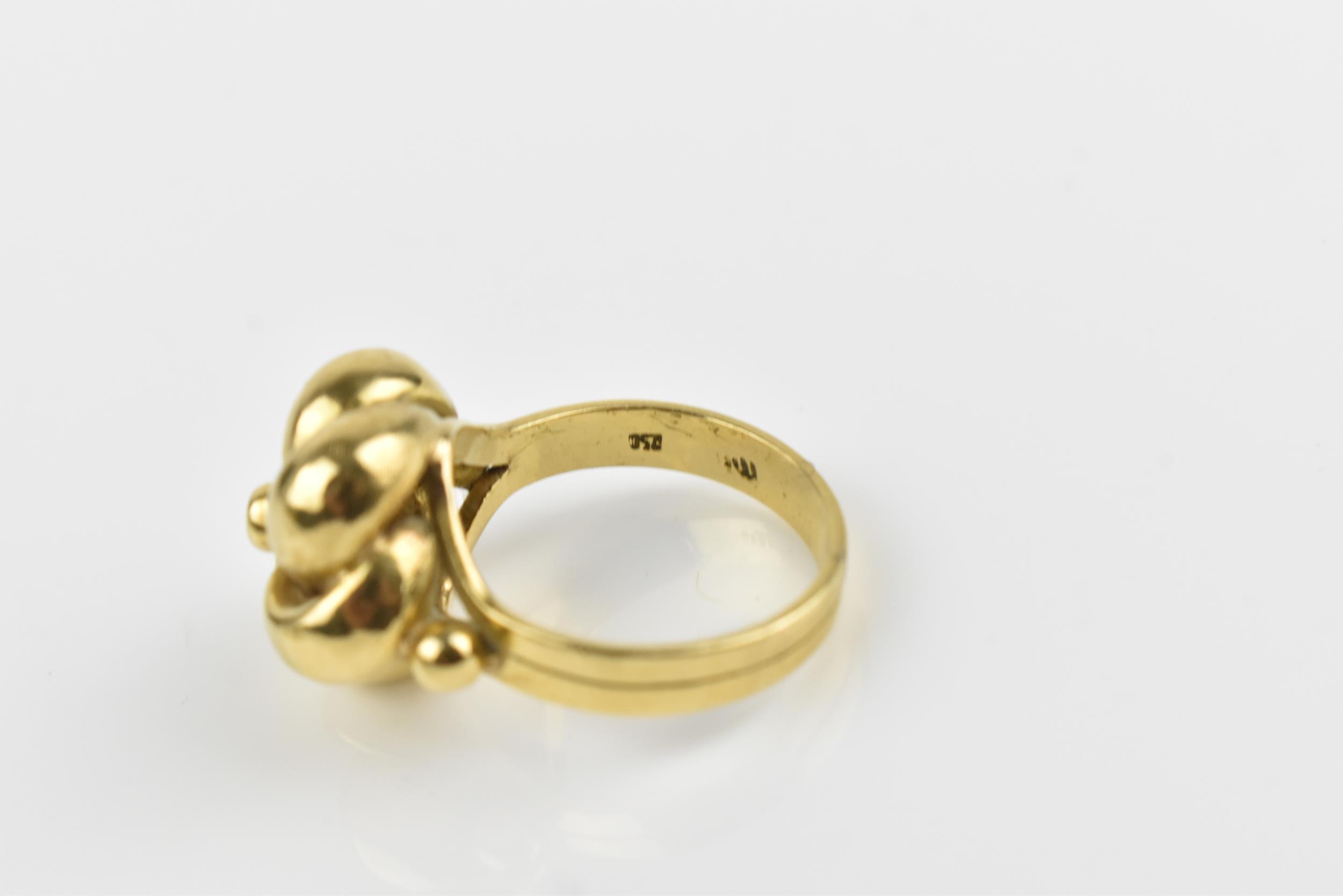 An 18ct yellow gold ring designed as a knot, with pierced loops, the double-ring shank stamped - Bild 5 aus 5