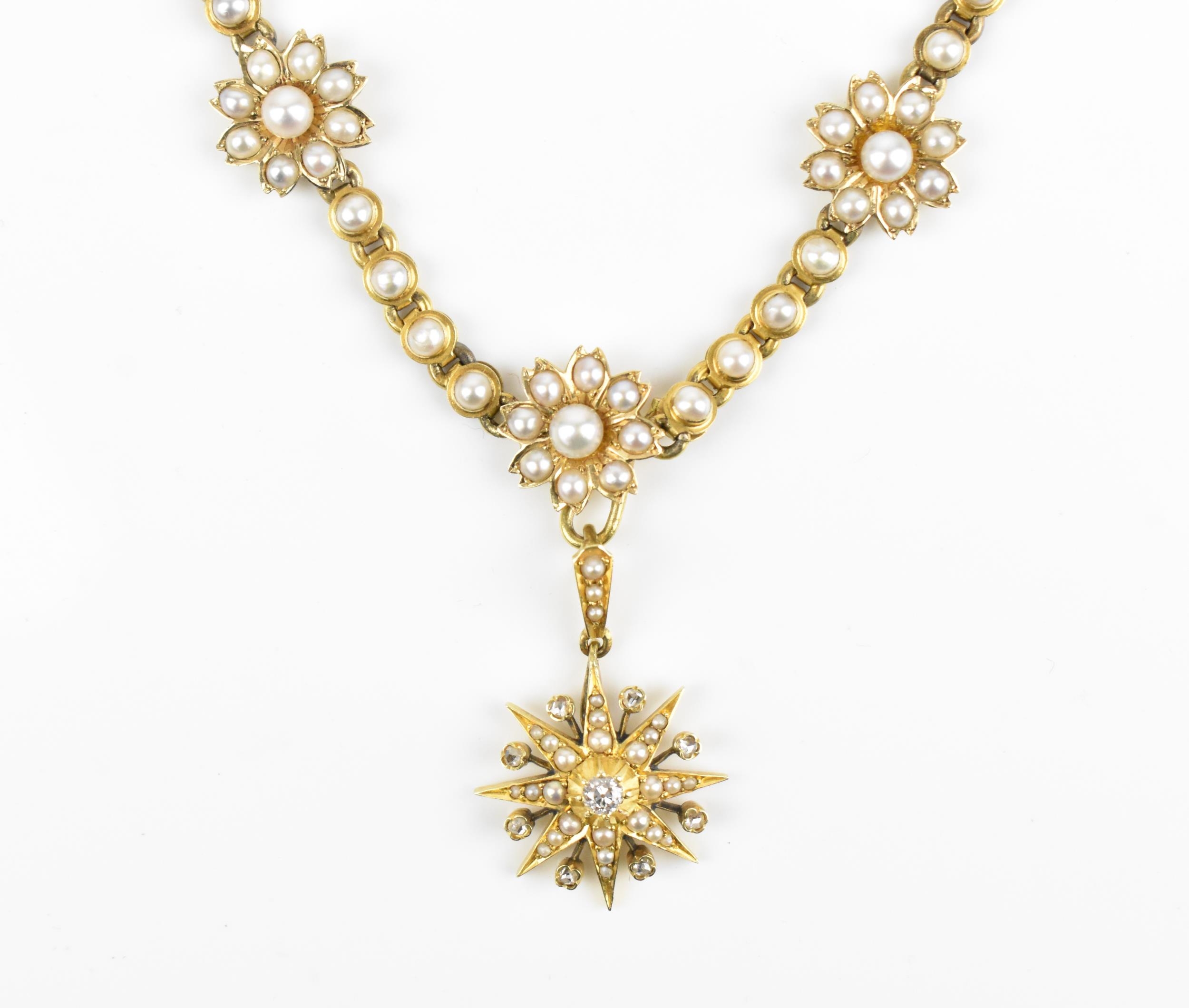 An Edwardian yellow metal, diamond and pearl necklace, designed with pearl-mounted links, the - Bild 2 aus 9