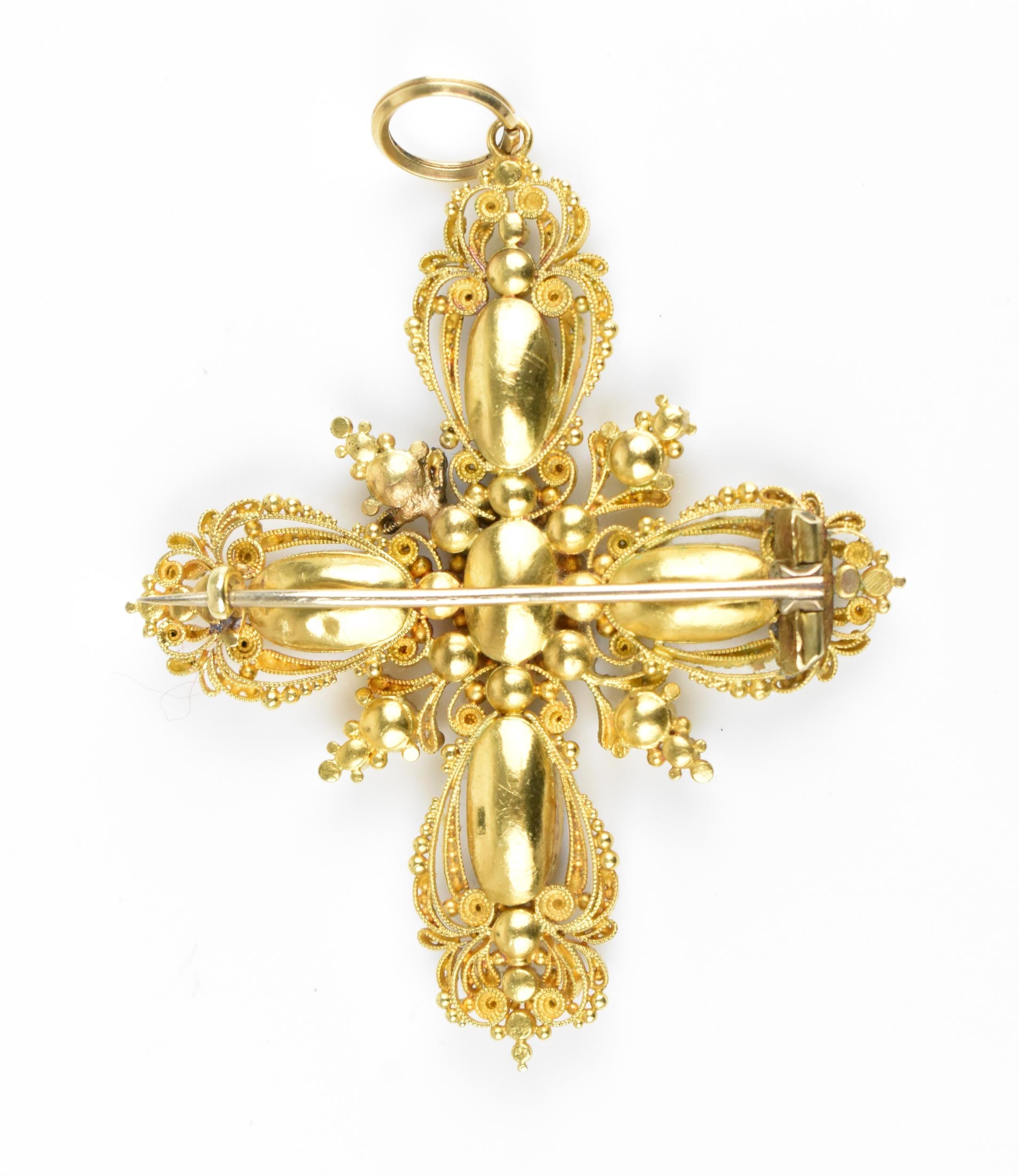 A Georgian pink topaz, pearl and emerald cannetille cross pendant, circa 1820s, with intricate - Bild 3 aus 7