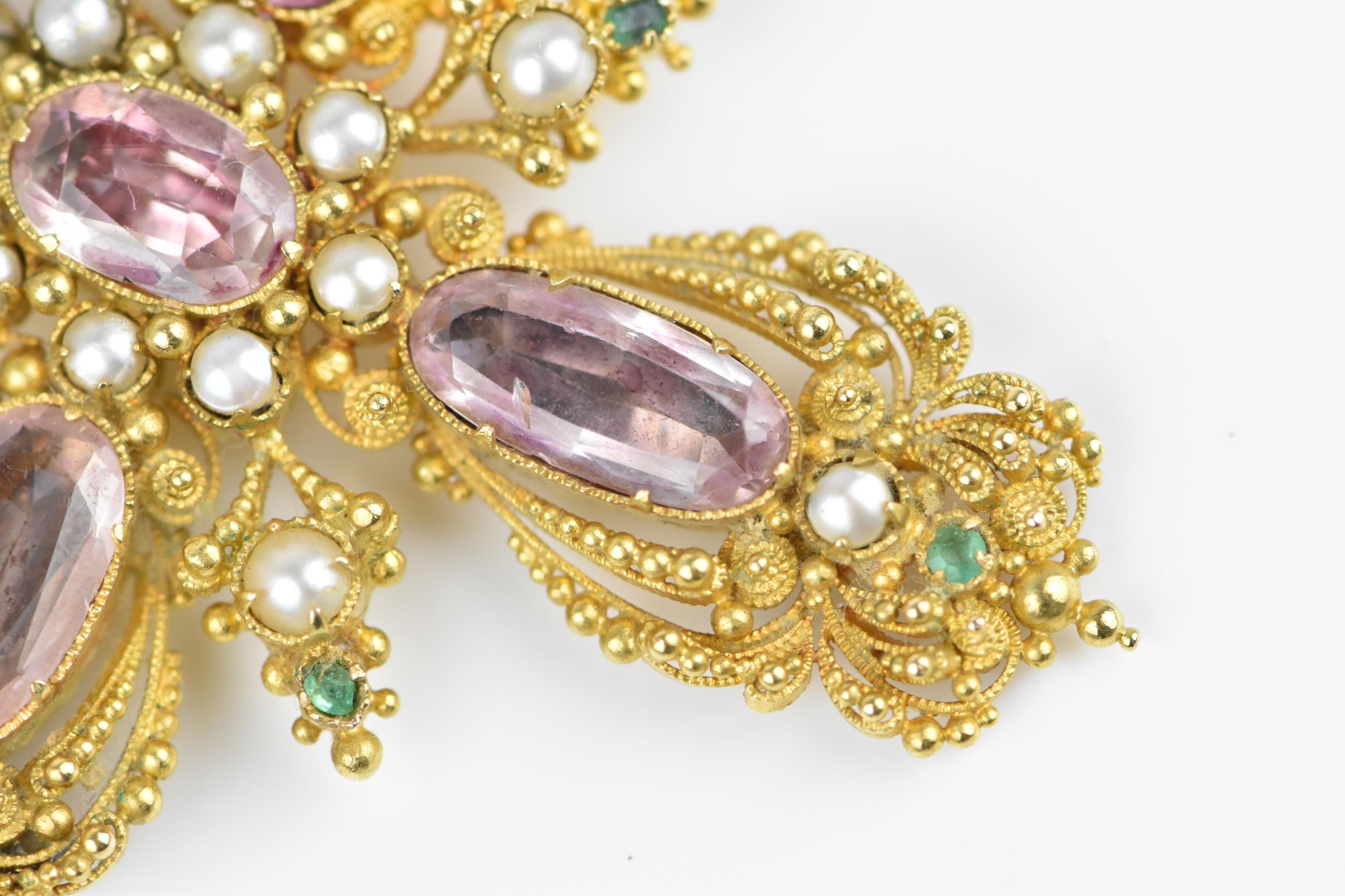 A Georgian pink topaz, pearl and emerald cannetille cross pendant, circa 1820s, with intricate - Bild 5 aus 7