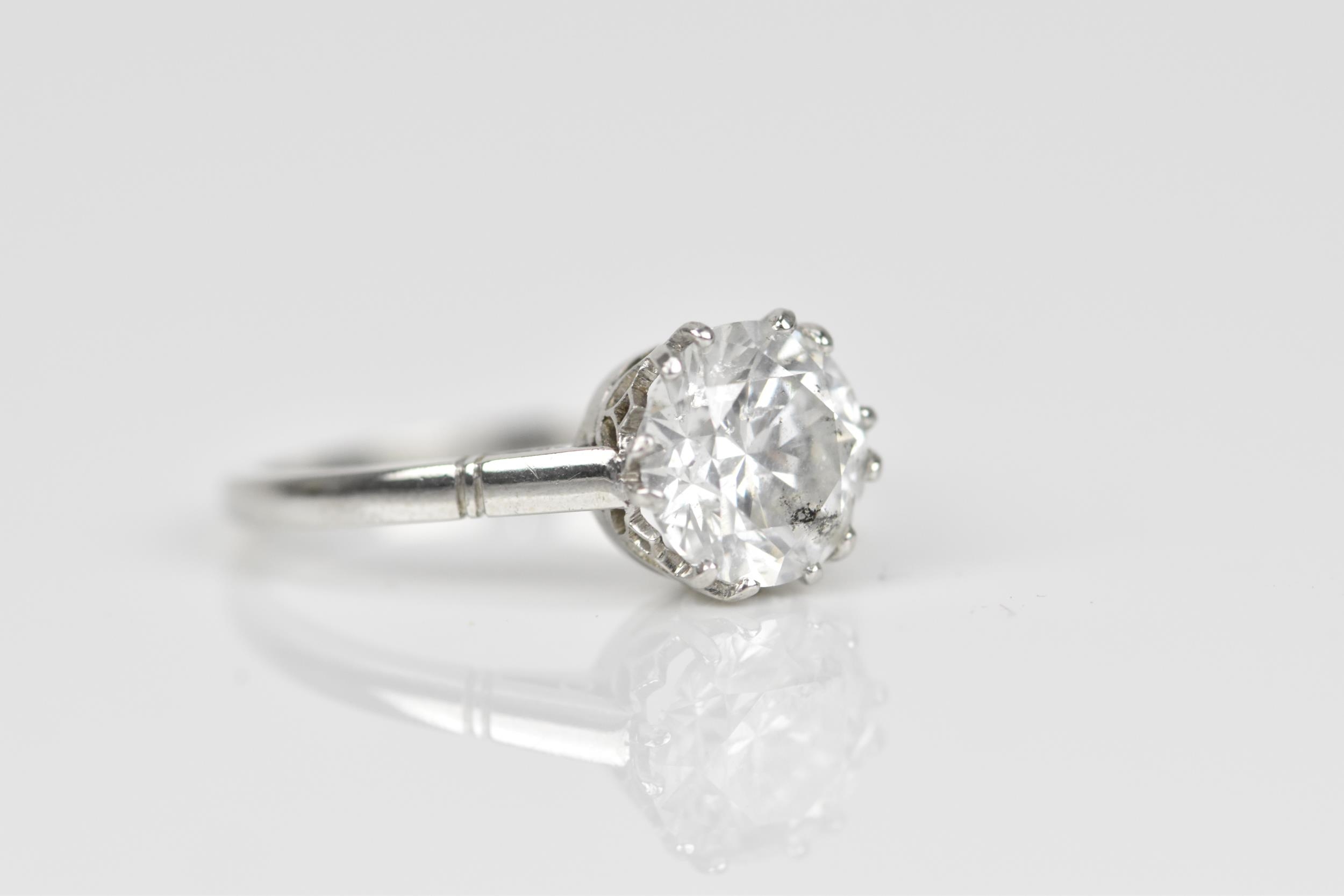 A 2.09 ct diamond solitaire engagement ring, with white metal shank (tests as platinum), the - Bild 4 aus 10