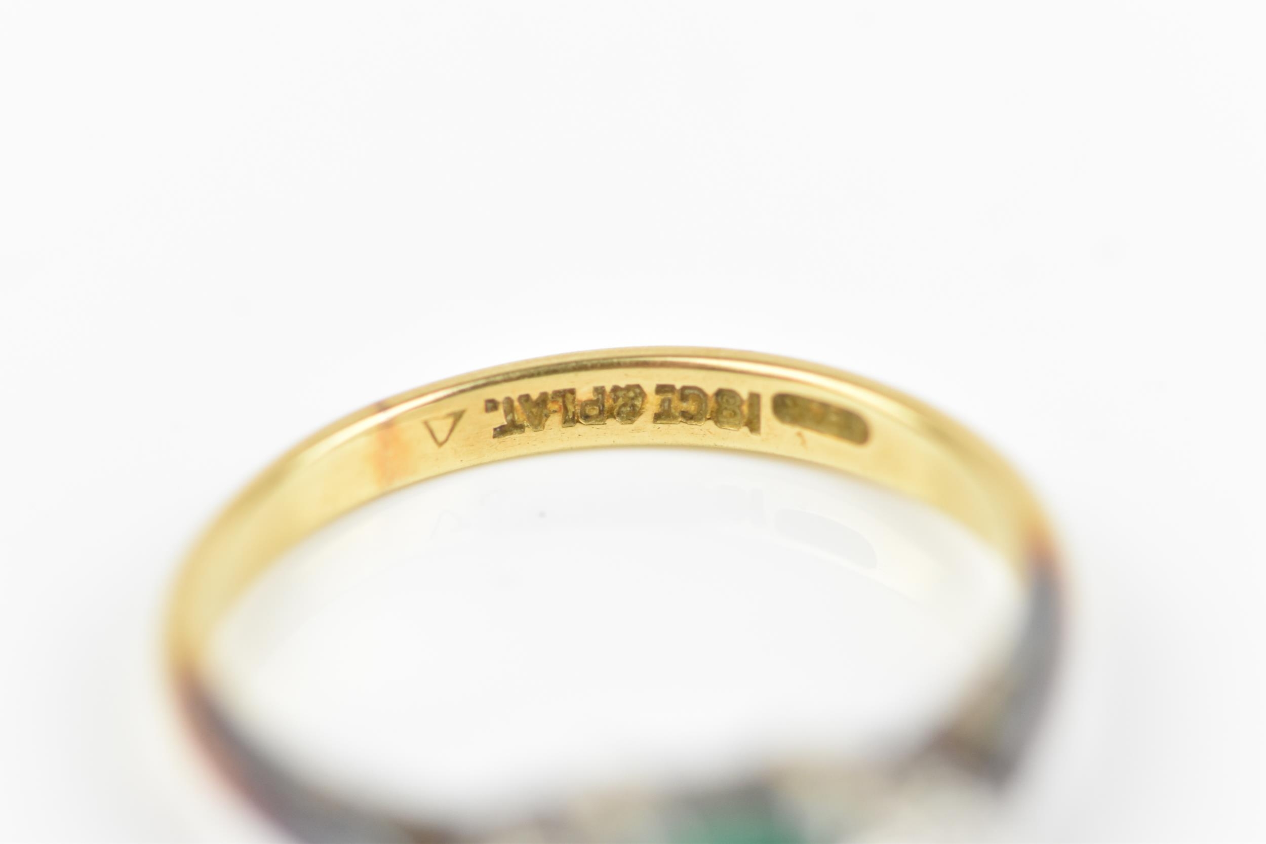 An 18ct yellow gold, platinum, emerald and diamond ring, with central princess cut emerald, - Bild 2 aus 5