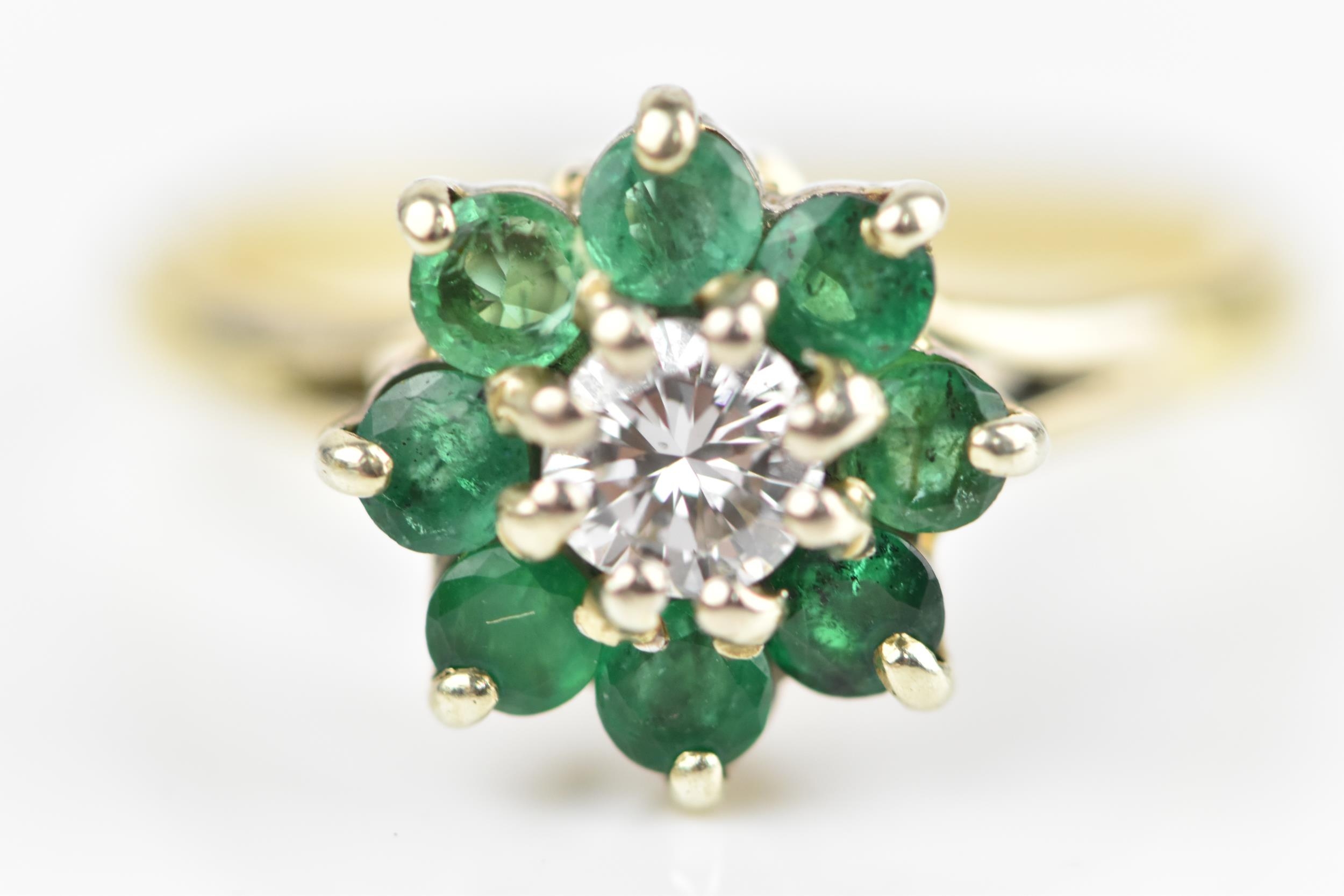 An 18ct yellow gold, emerald and diamond floral cluster ring, with central brilliant cut diamond - Bild 2 aus 6