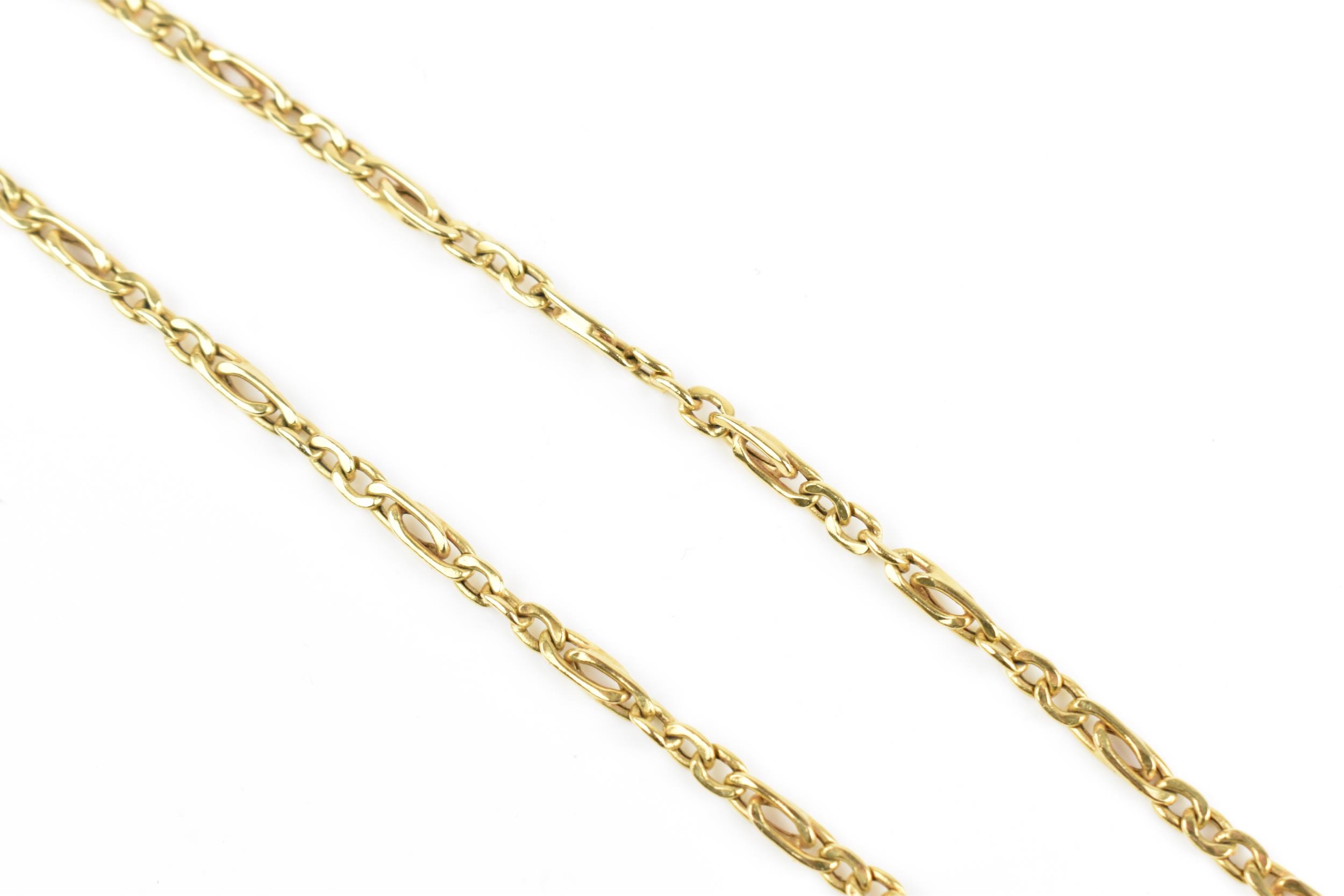 A 9ct yellow gold albert chain, in two sections of figaro link chains, with T-bar and lobster clasp, - Bild 3 aus 5