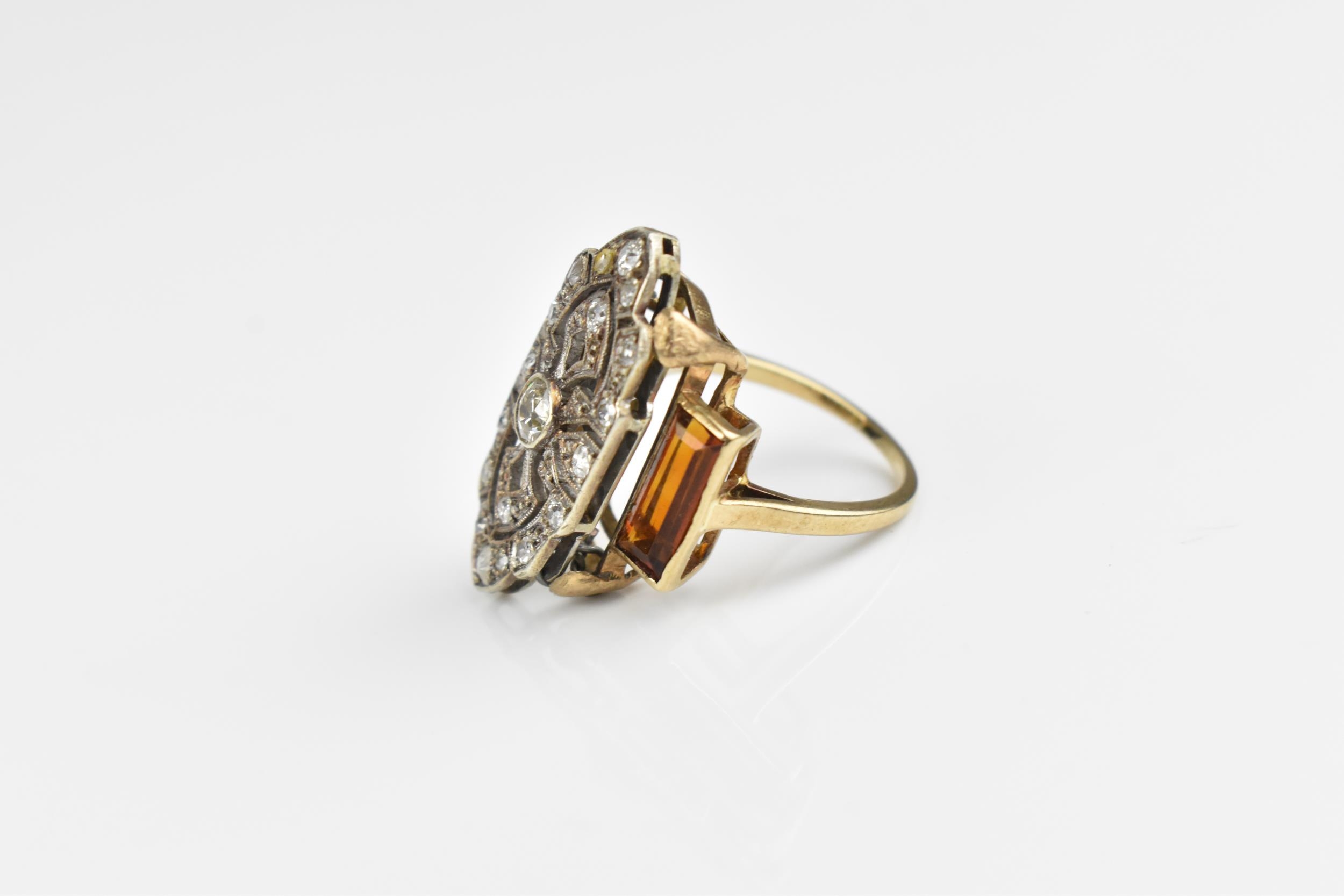 An Art Deco white, yellow metal and diamond dress ring, designed with pierced plaque centred by a - Bild 2 aus 5