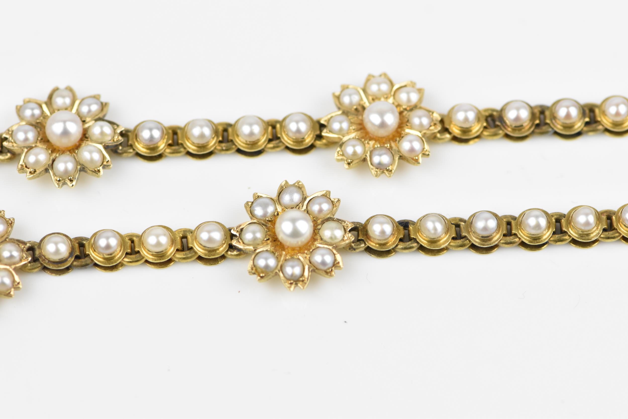 An Edwardian yellow metal, diamond and pearl necklace, designed with pearl-mounted links, the - Bild 7 aus 9