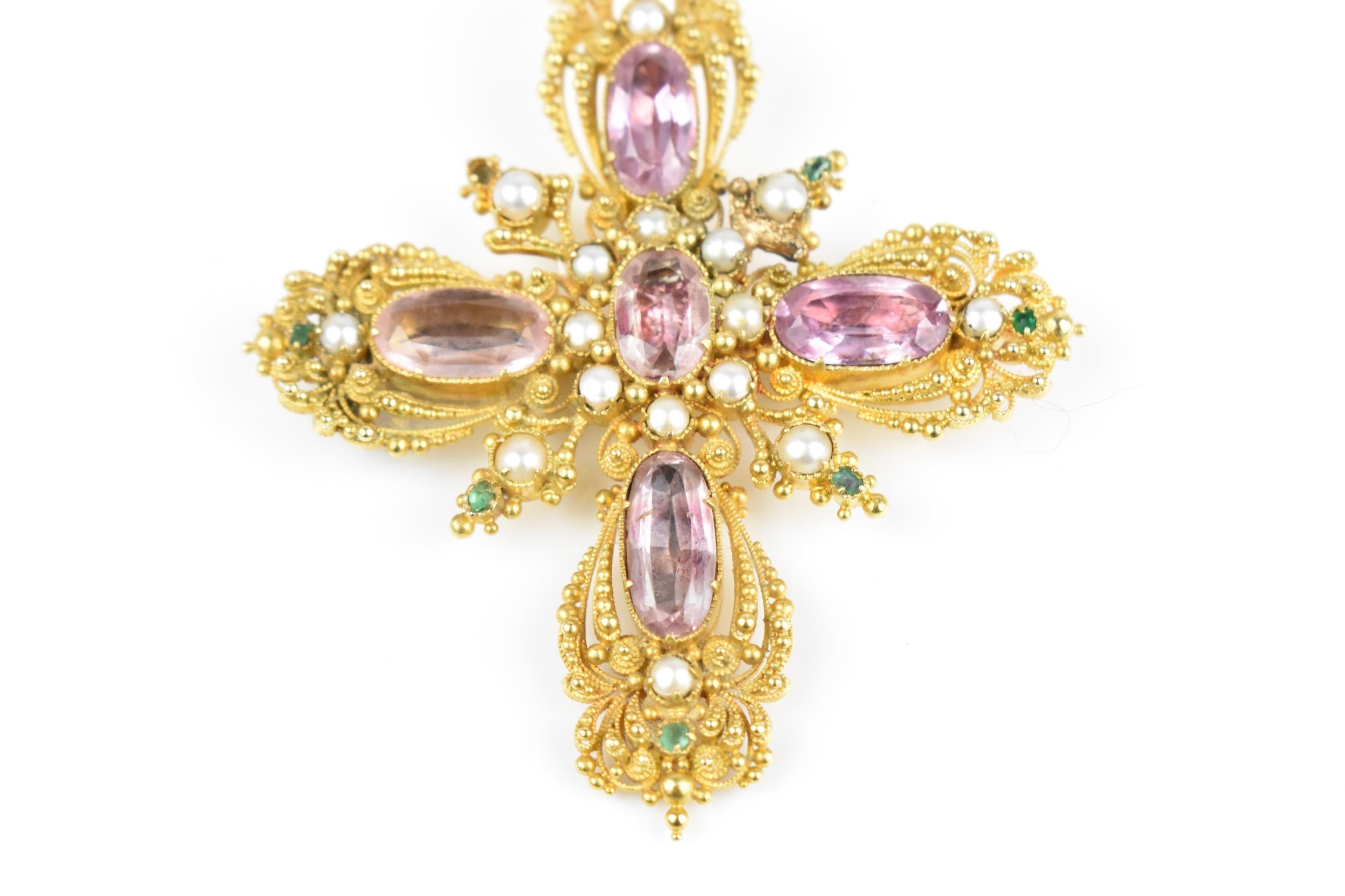 A Georgian pink topaz, pearl and emerald cannetille cross pendant, circa 1820s, with intricate - Bild 2 aus 7