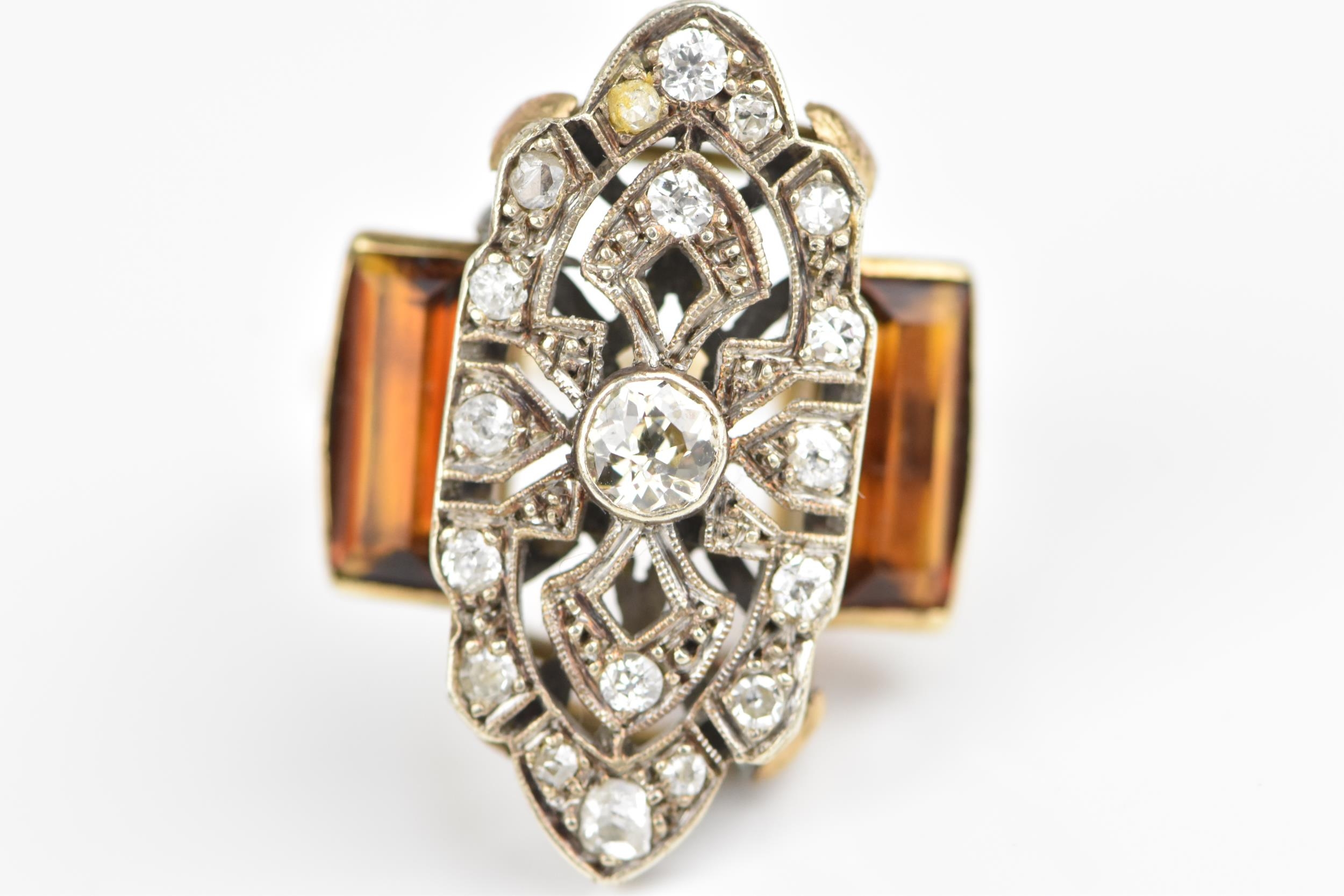 An Art Deco white, yellow metal and diamond dress ring, designed with pierced plaque centred by a - Bild 5 aus 5
