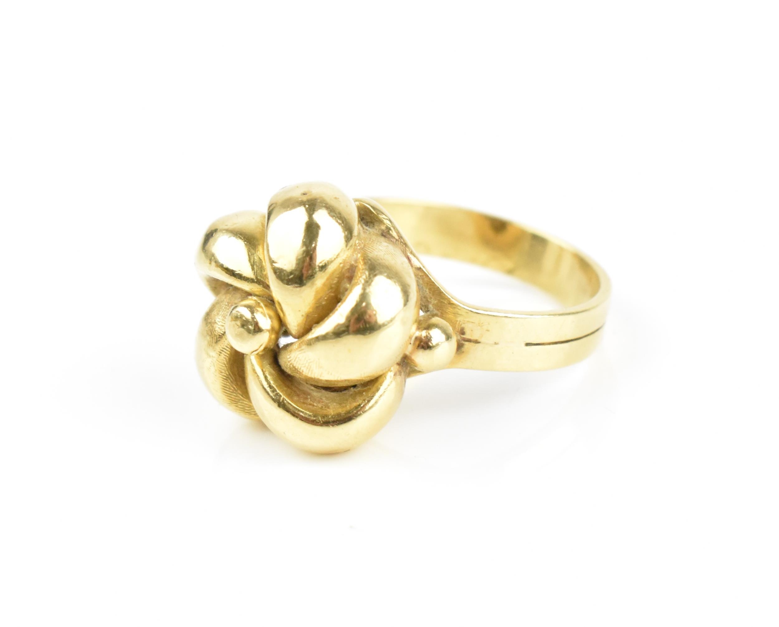 An 18ct yellow gold ring designed as a knot, with pierced loops, the double-ring shank stamped - Bild 2 aus 5