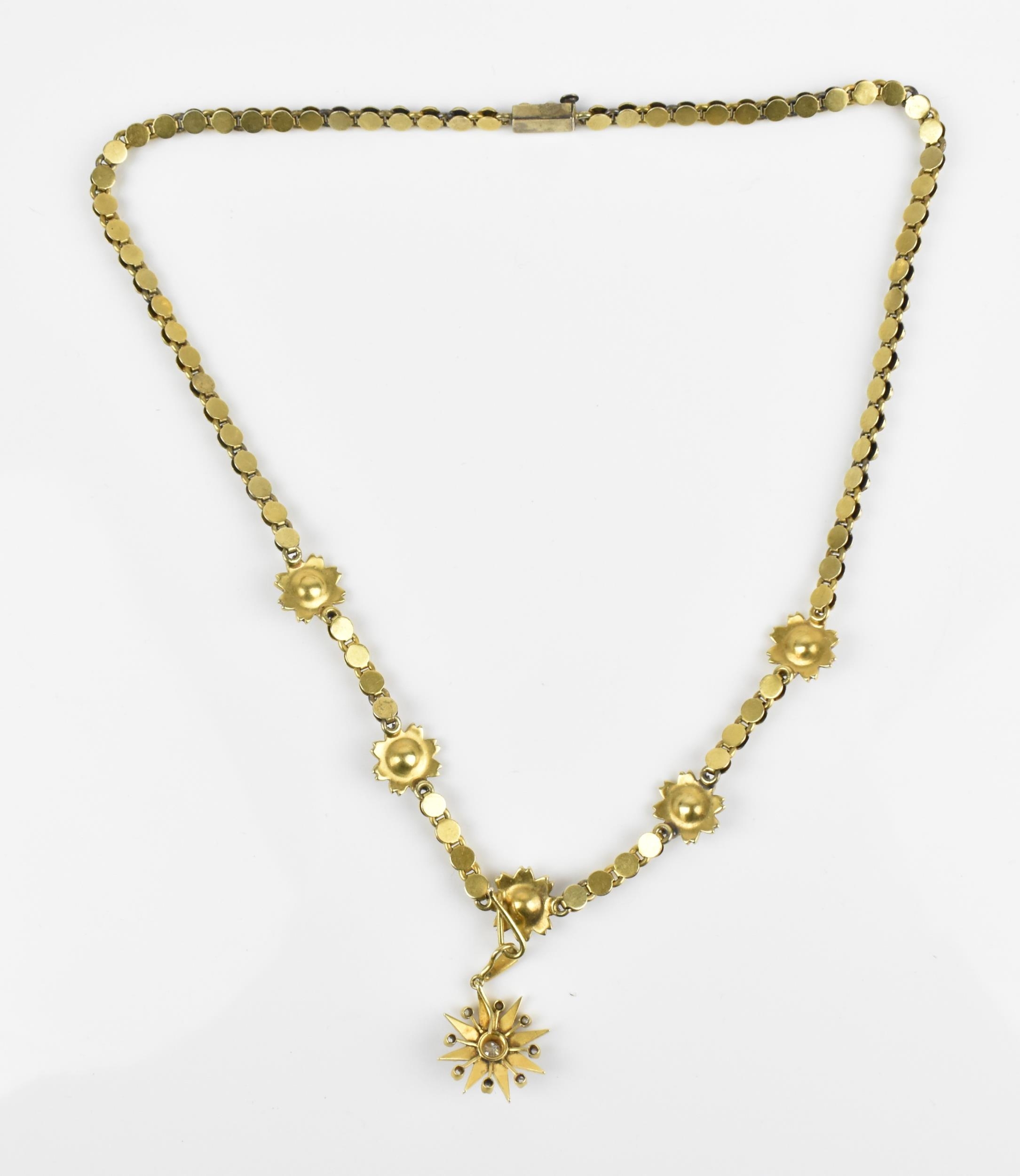 An Edwardian yellow metal, diamond and pearl necklace, designed with pearl-mounted links, the - Bild 5 aus 9