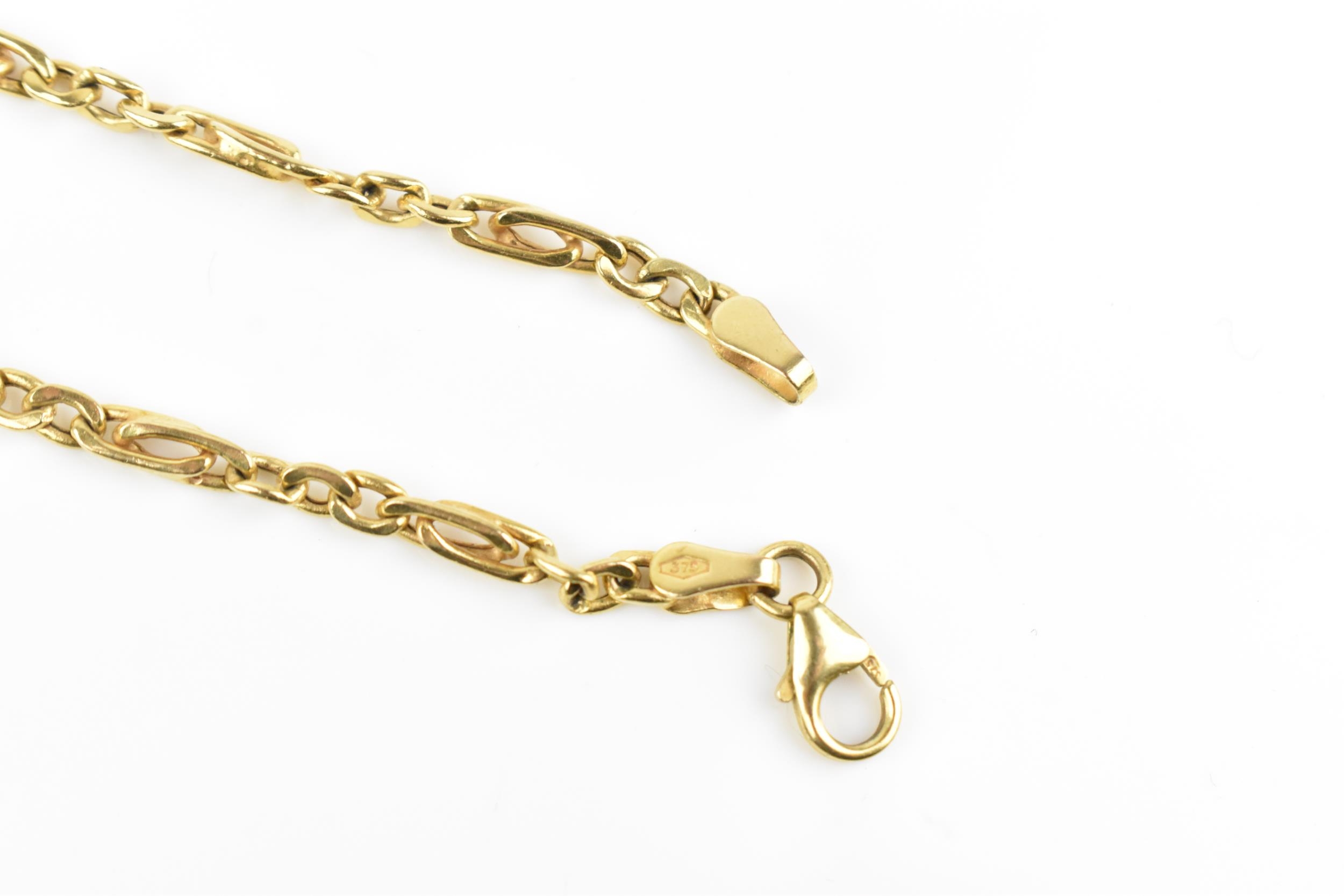 A 9ct yellow gold albert chain, in two sections of figaro link chains, with T-bar and lobster clasp, - Bild 4 aus 5