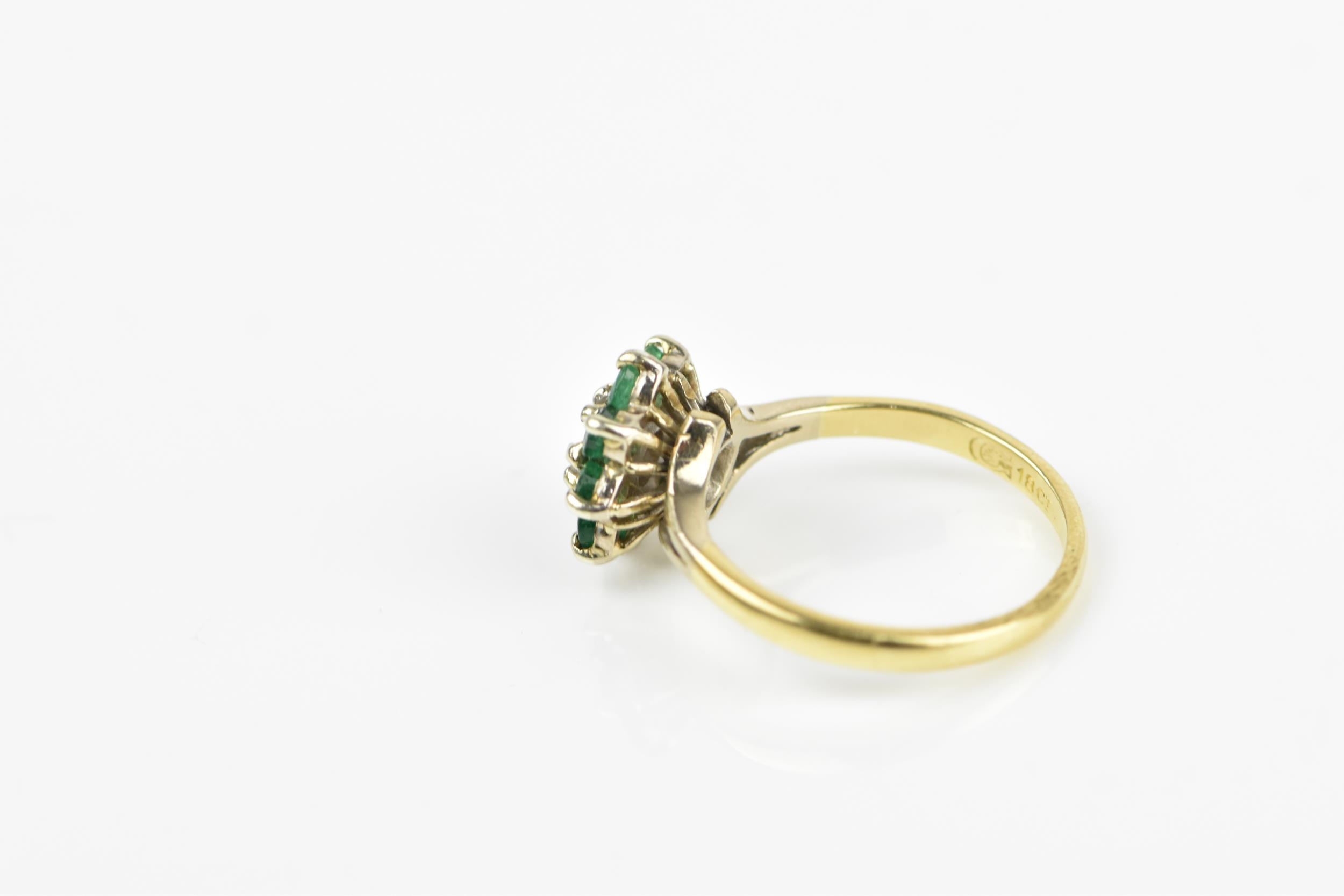 An 18ct yellow gold, emerald and diamond floral cluster ring, with central brilliant cut diamond - Bild 3 aus 6