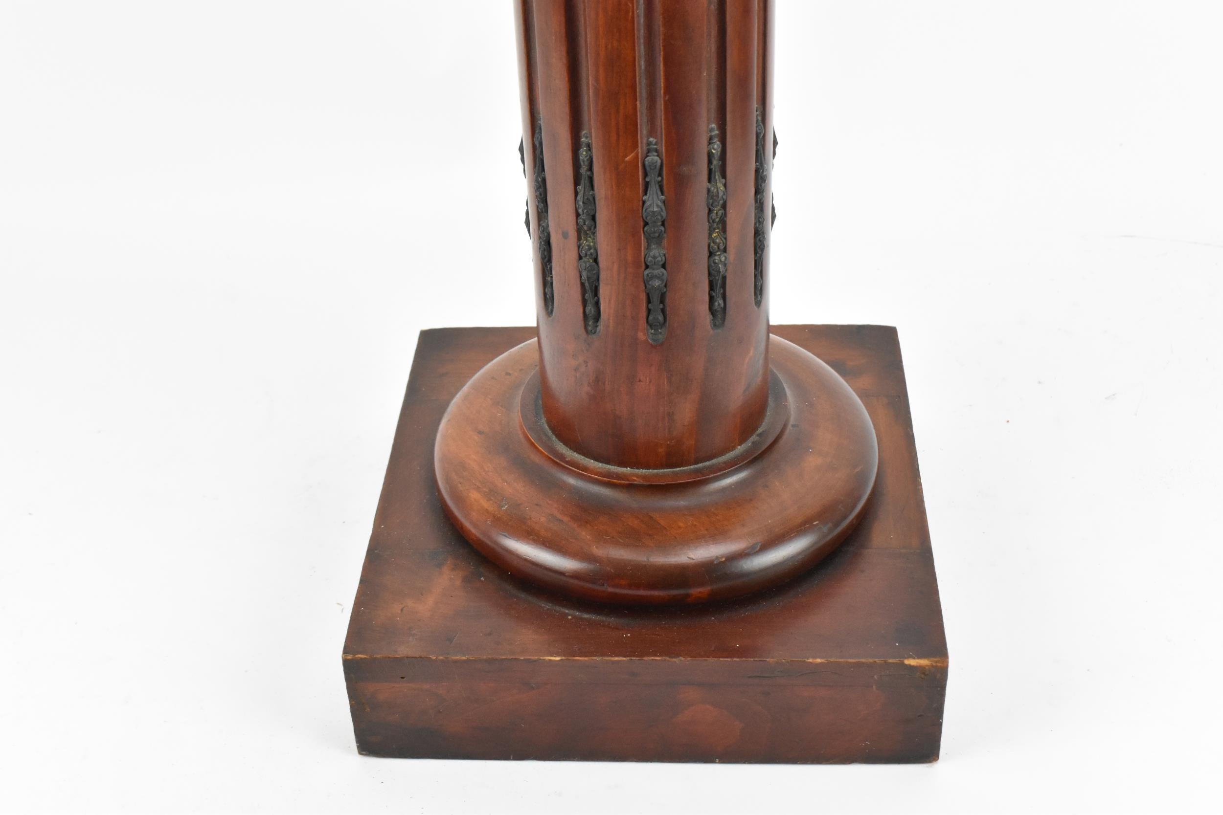 A brass-mounted wooden column pedestal, with flat platform top and fluted column support, 106 cm - Image 3 of 6