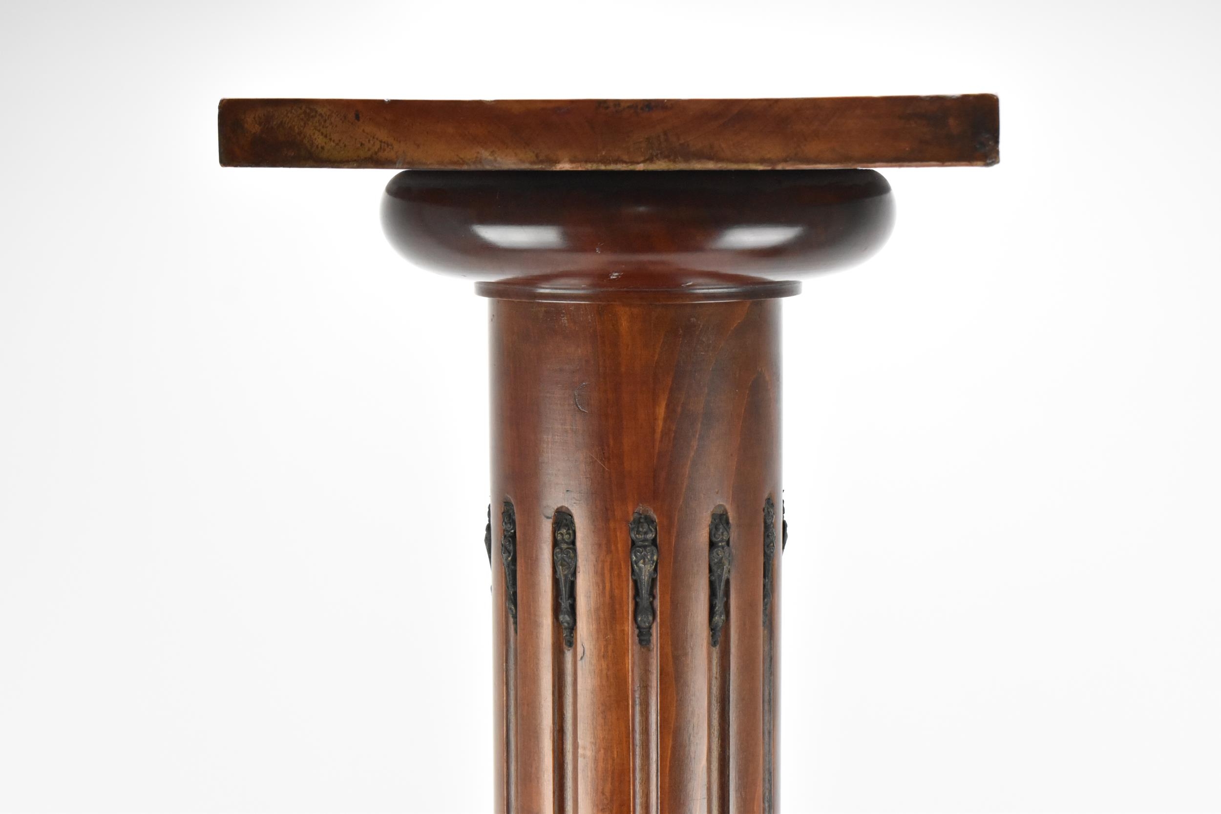 A brass-mounted wooden column pedestal, with flat platform top and fluted column support, 106 cm - Image 2 of 6