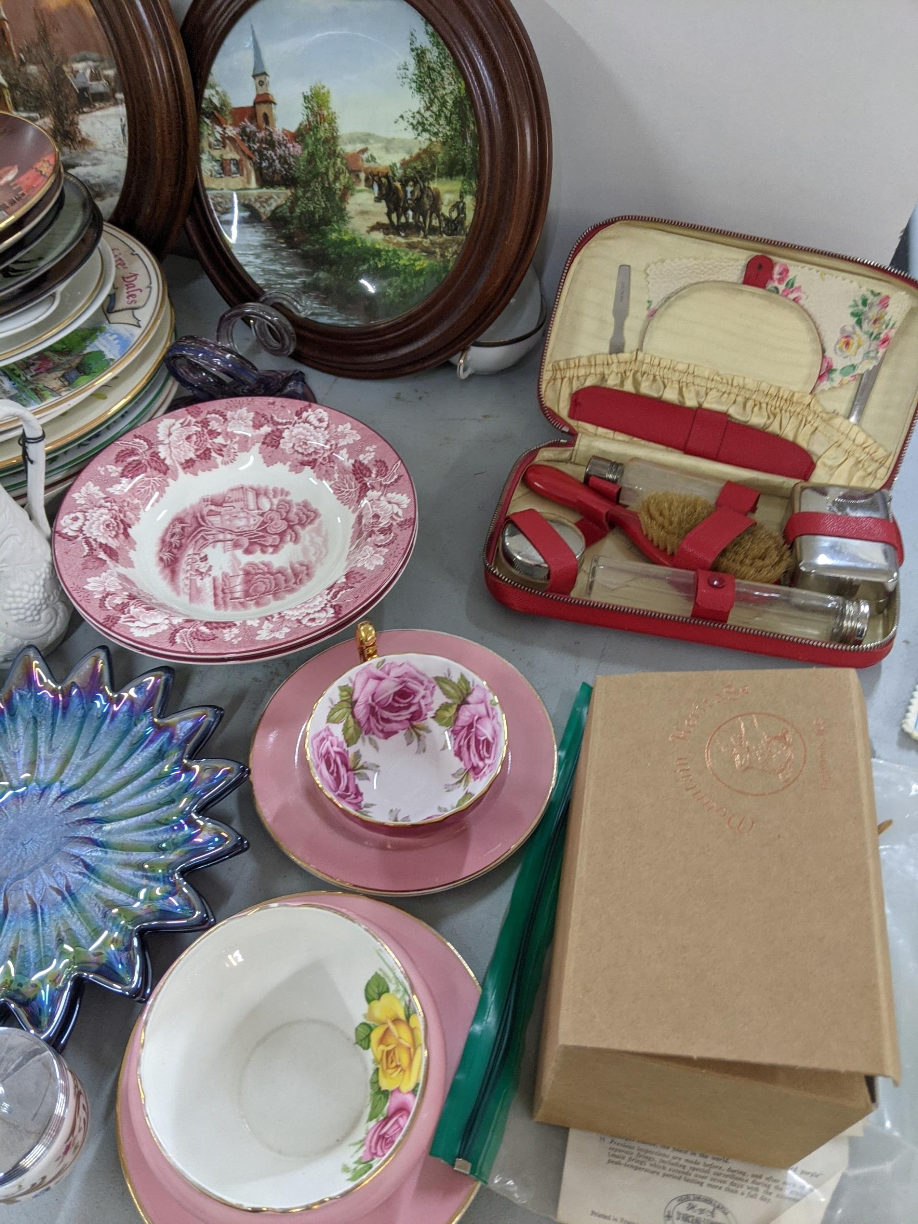 A mixed lot to include Aynsley bone china collectors plates, Wedgwood Wild Strawberry trinkets, - Image 2 of 6