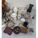 A mixed lot to include a set of seven 19th century porcelain plates, Worcester cup, jade ornament,