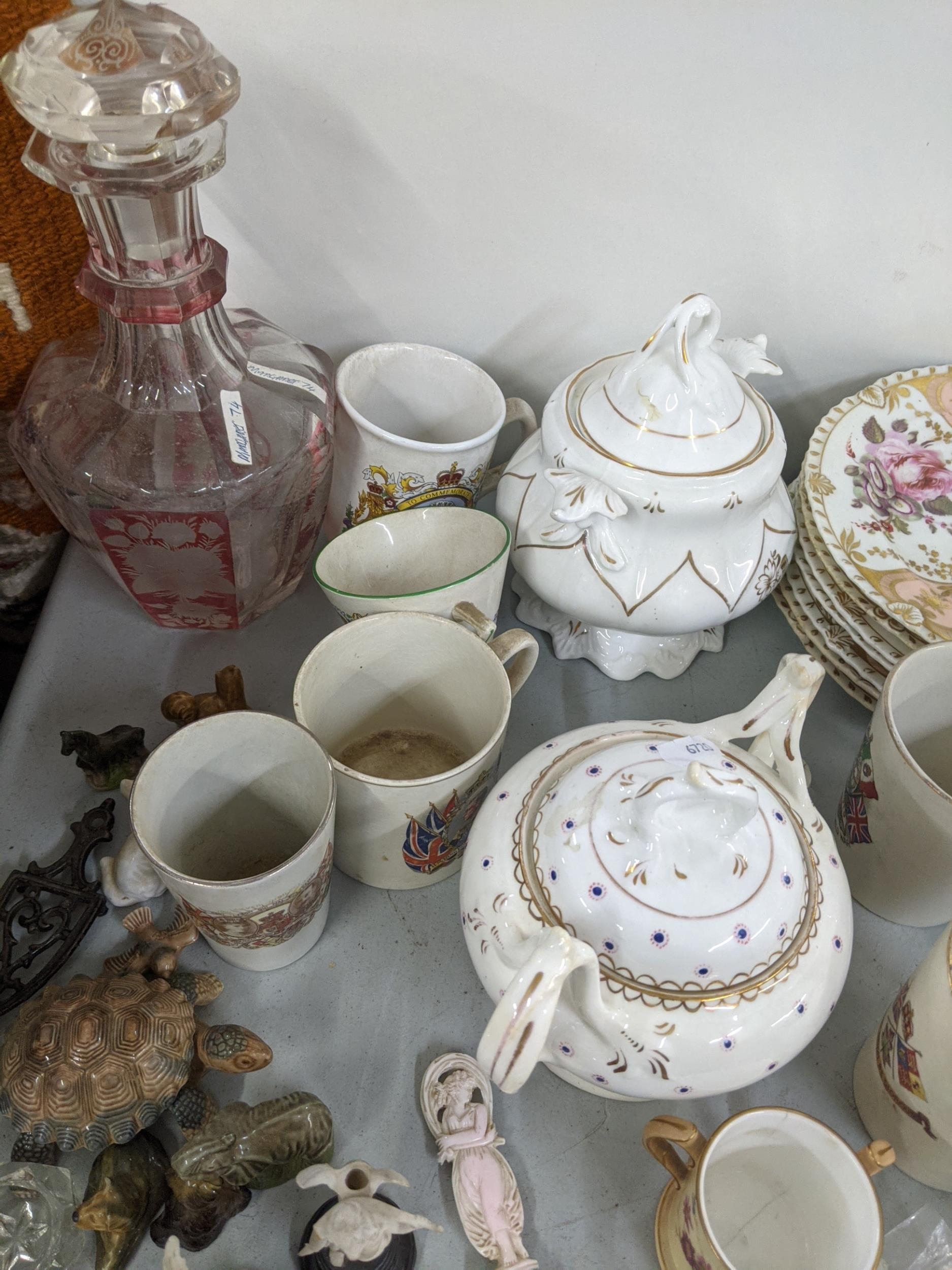 A mixed lot to include a set of seven 19th century porcelain plates, Worcester cup, jade ornament, - Image 3 of 5