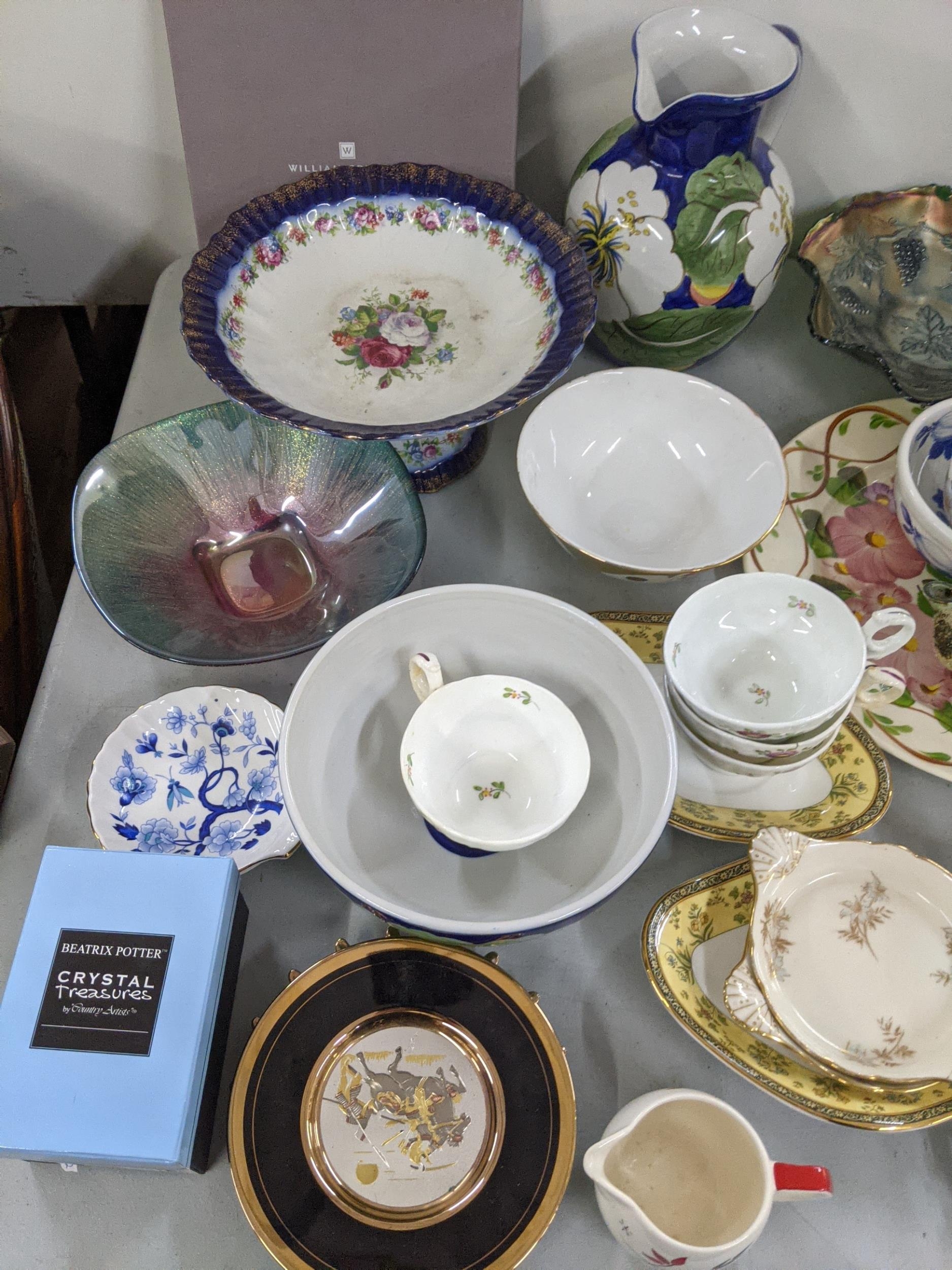 A mixed lot to include Aynsley bone china collectors plates, Wedgwood Wild Strawberry trinkets, - Image 5 of 6