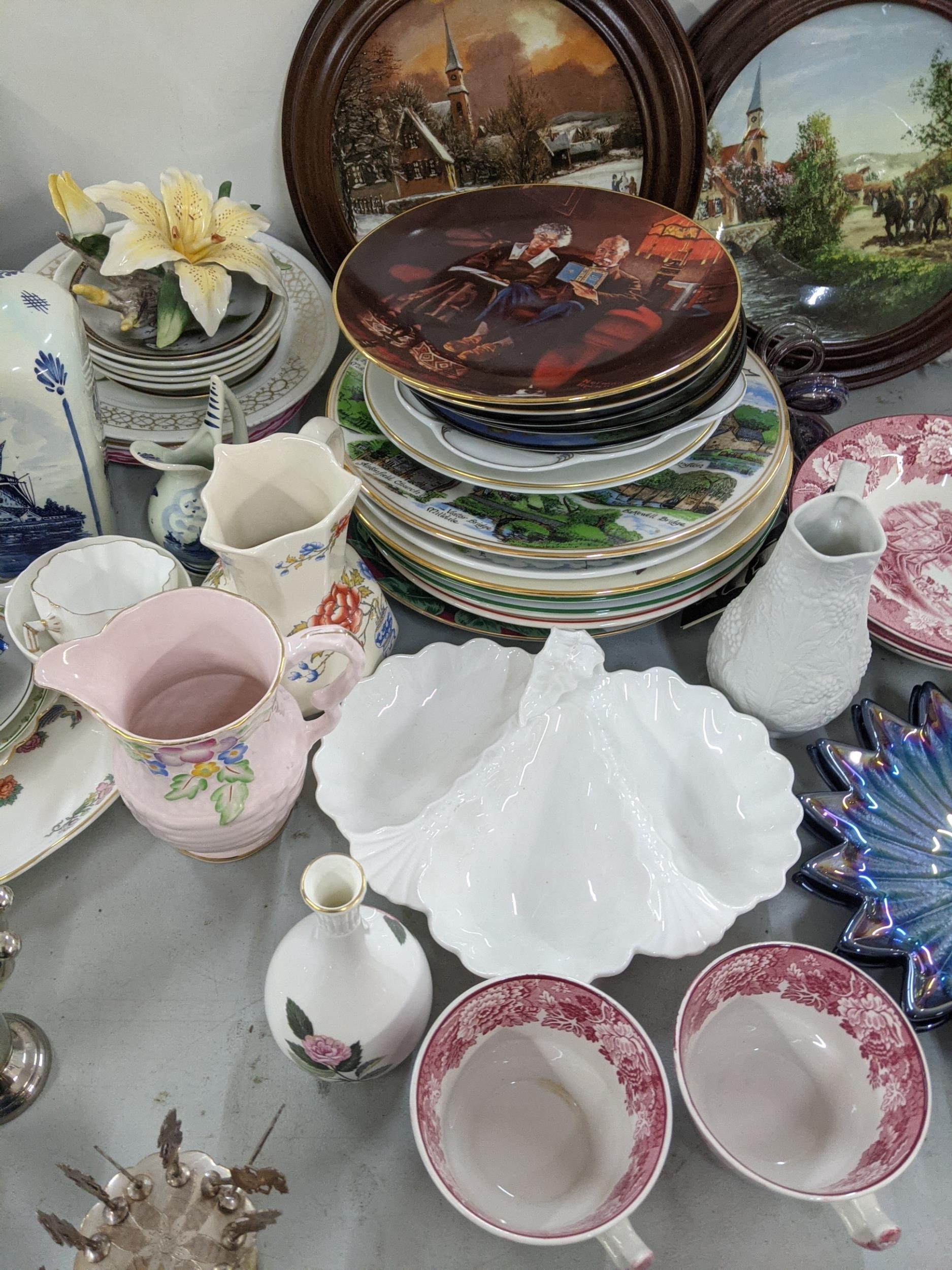 A mixed lot to include Aynsley bone china collectors plates, Wedgwood Wild Strawberry trinkets, - Image 3 of 6