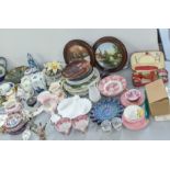 A mixed lot to include Aynsley bone china collectors plates, Wedgwood Wild Strawberry trinkets,