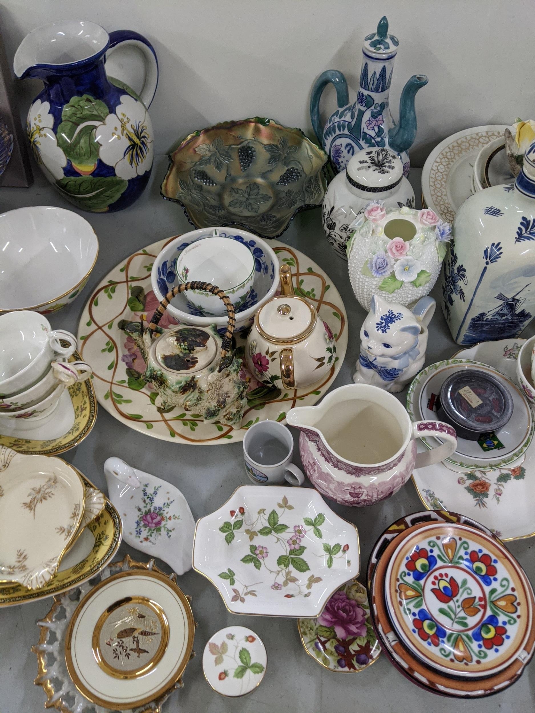 A mixed lot to include Aynsley bone china collectors plates, Wedgwood Wild Strawberry trinkets, - Image 4 of 6