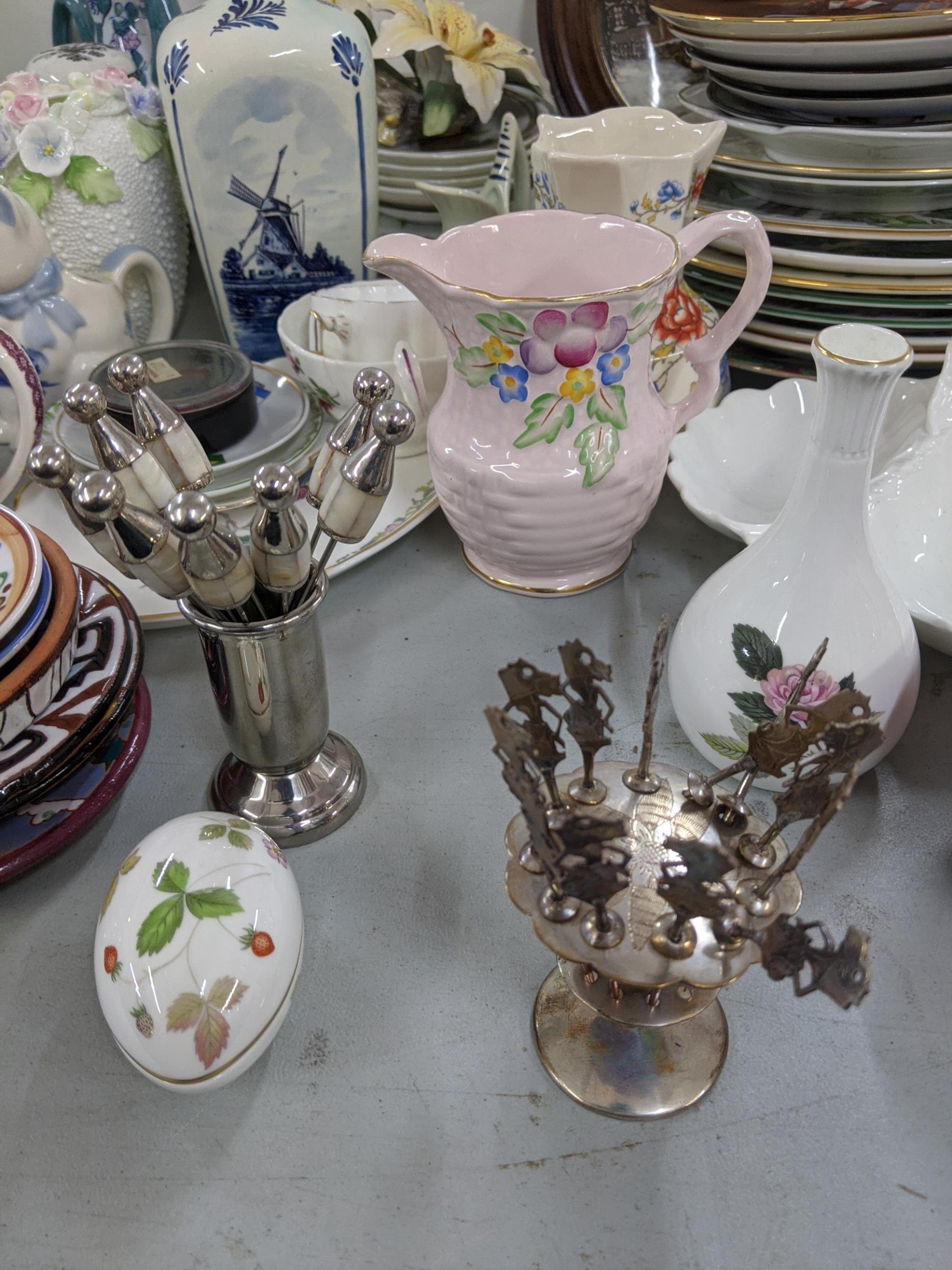 A mixed lot to include Aynsley bone china collectors plates, Wedgwood Wild Strawberry trinkets, - Image 6 of 6