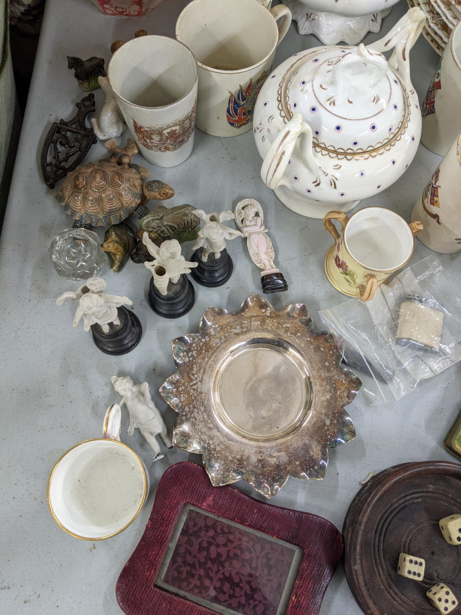 A mixed lot to include a set of seven 19th century porcelain plates, Worcester cup, jade ornament, - Image 4 of 5