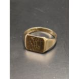 A 9ct gold signet ring, having engraved initials, total weight 4g. Location: