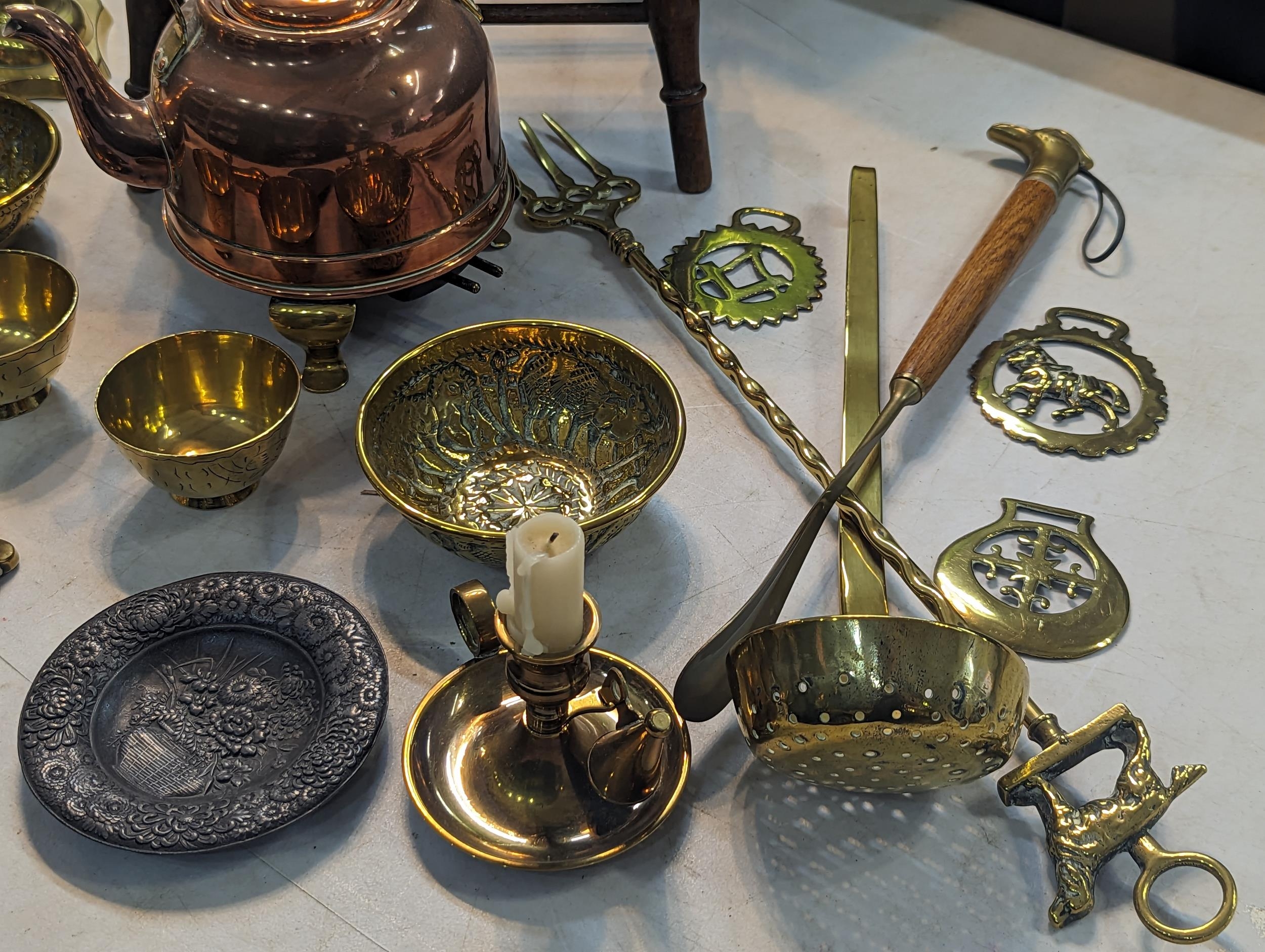 Mixed metalware to include brass candlesticks, copper kettle, fireside implements, along with a - Bild 4 aus 5