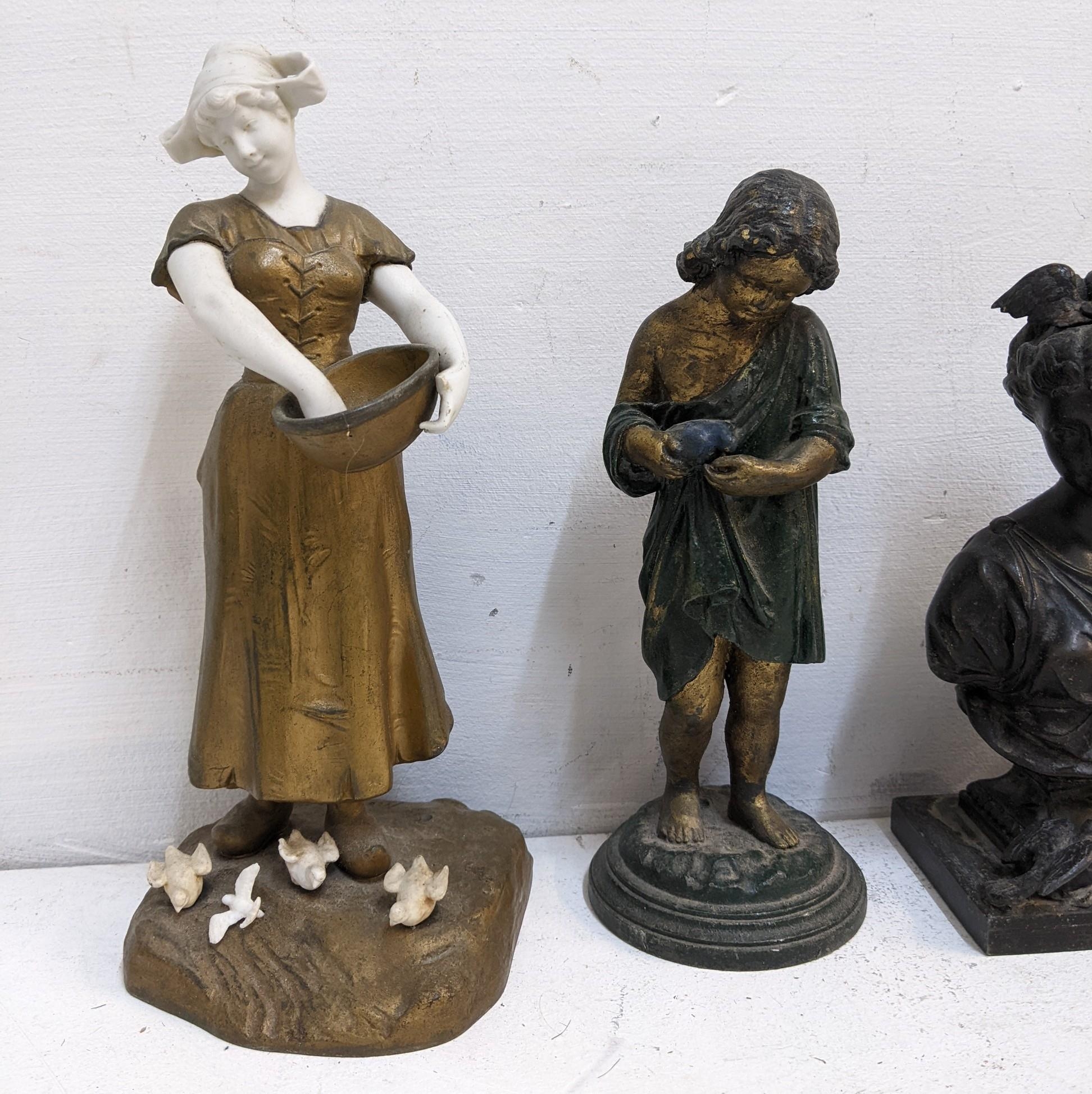 A mixed lot to include spelter figures, a ceramic and gilt spelter woman feeding chickens, - Bild 2 aus 5