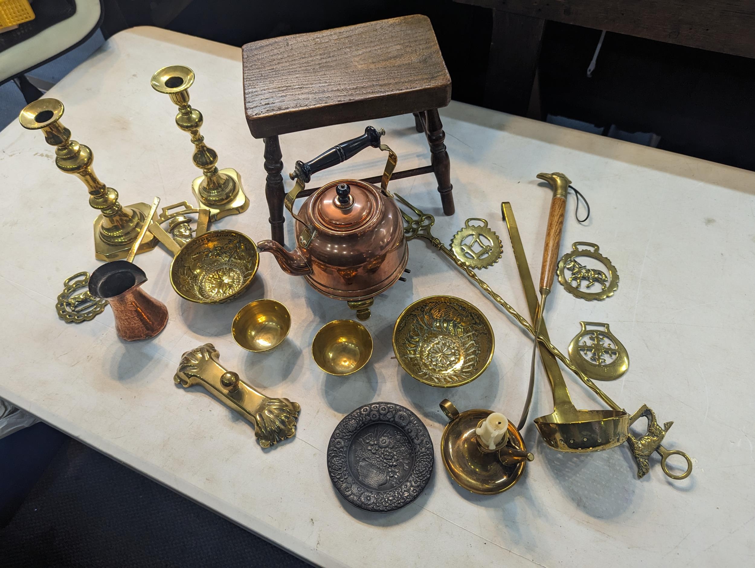 Mixed metalware to include brass candlesticks, copper kettle, fireside implements, along with a
