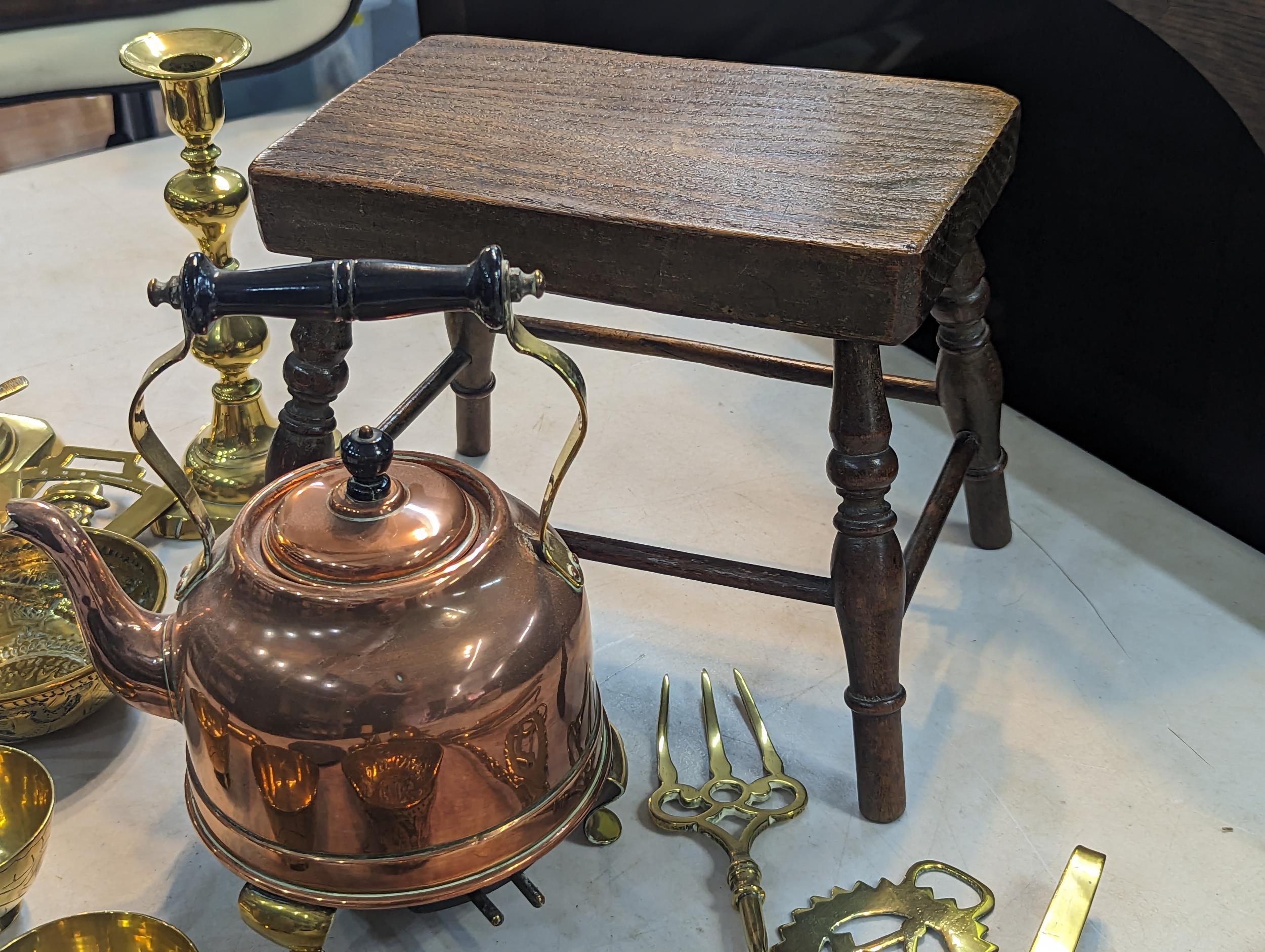 Mixed metalware to include brass candlesticks, copper kettle, fireside implements, along with a - Bild 5 aus 5