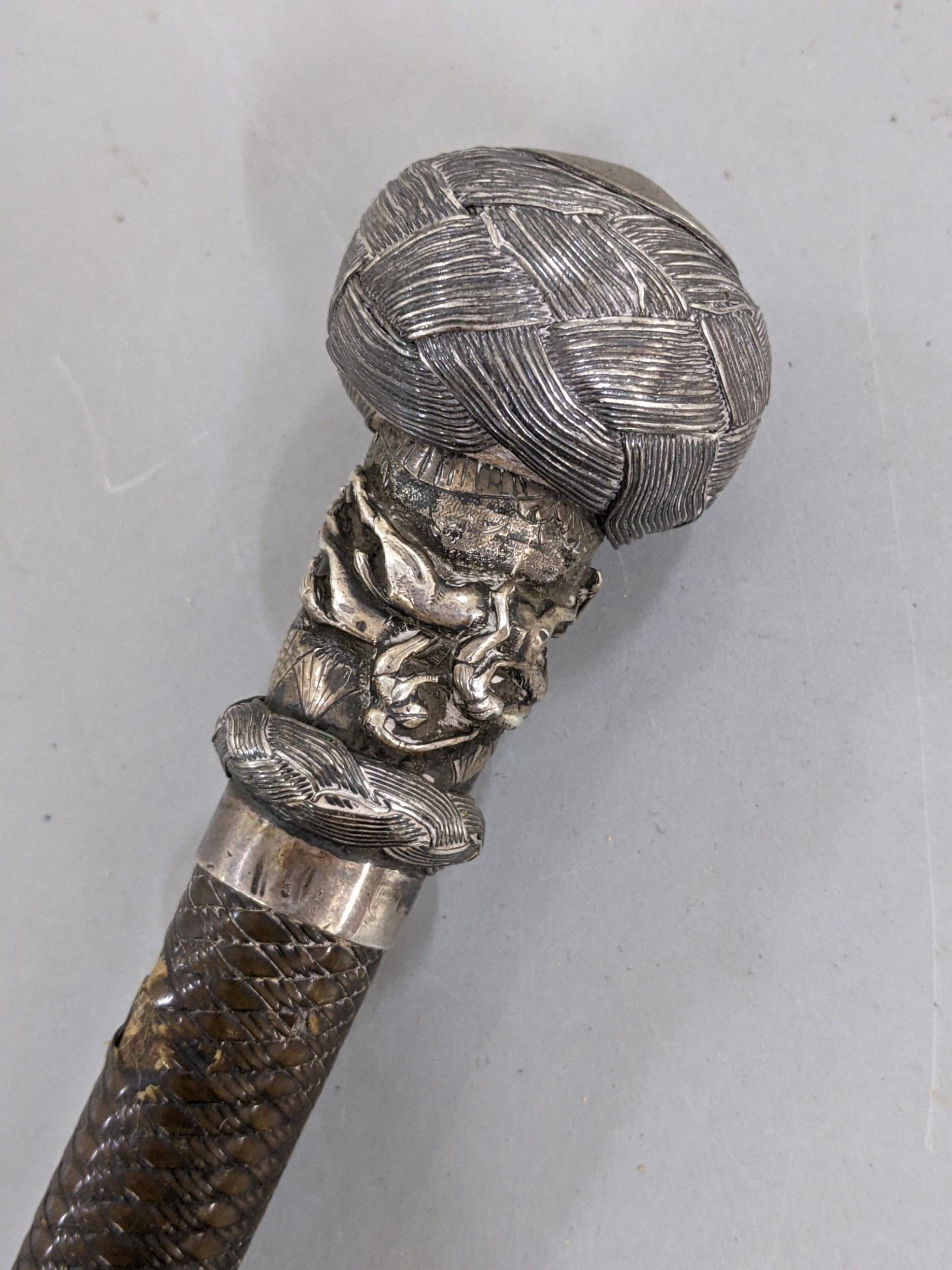 A mid 19th century silver handled horsewhip embossed with horses and engraved presented to Mr George - Bild 2 aus 6