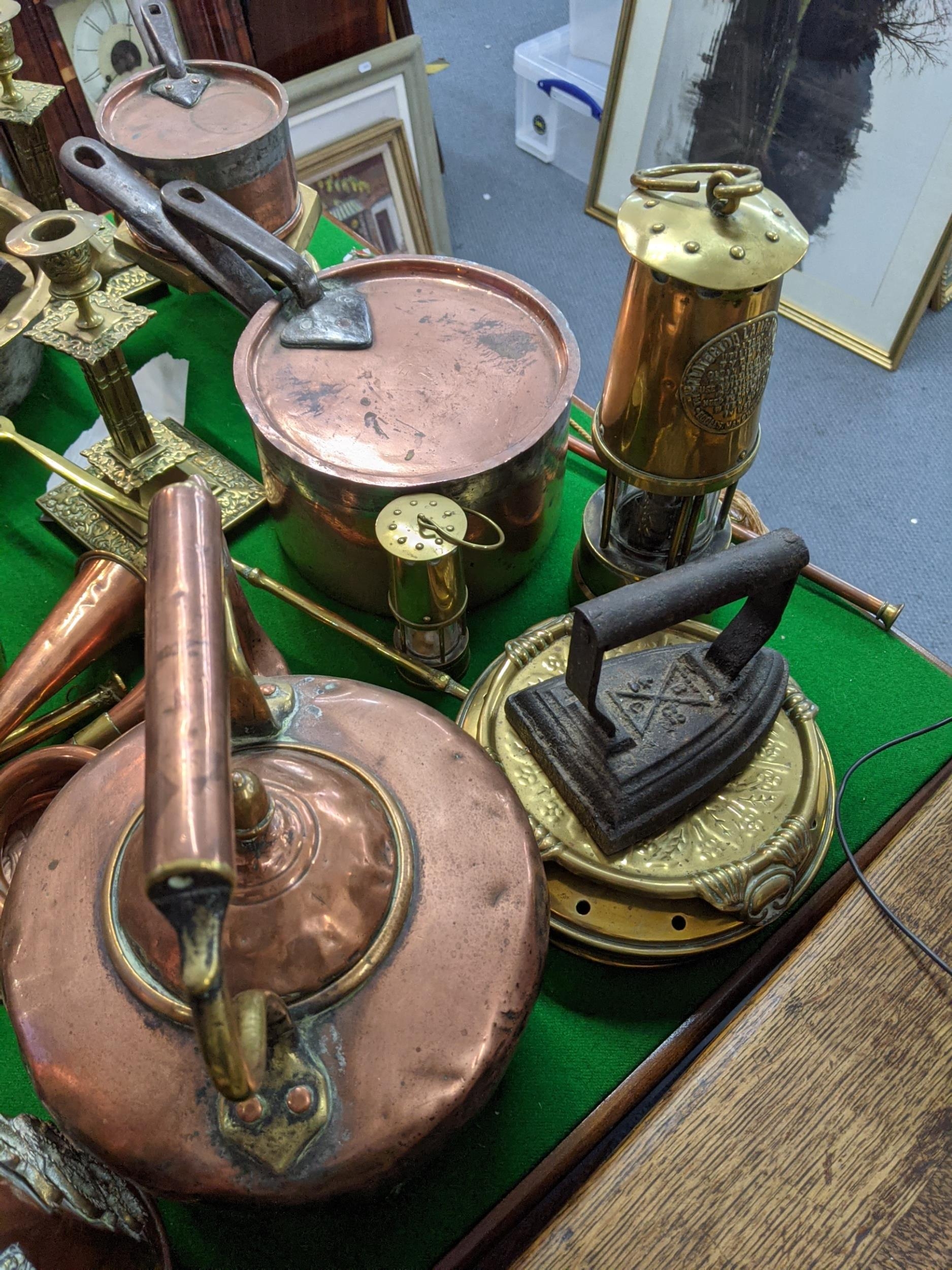 A collection of 19th century and later copper and brassware to include a set of Victorian pans - Bild 3 aus 6